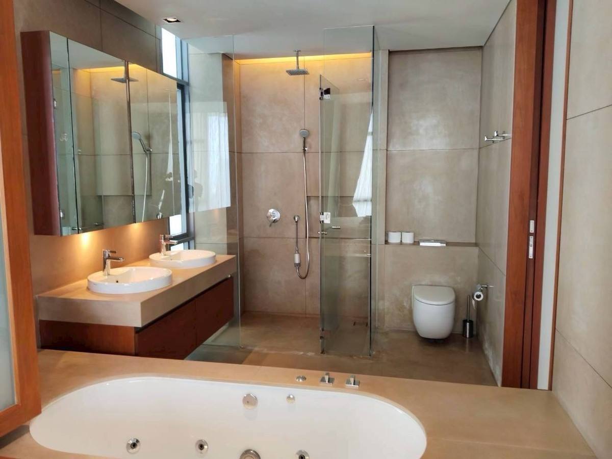 For RentCondoSathorn, Narathiwat : The Sukhothai Residences, luxury condo in the heart of the city, near BTS Saladaeng.