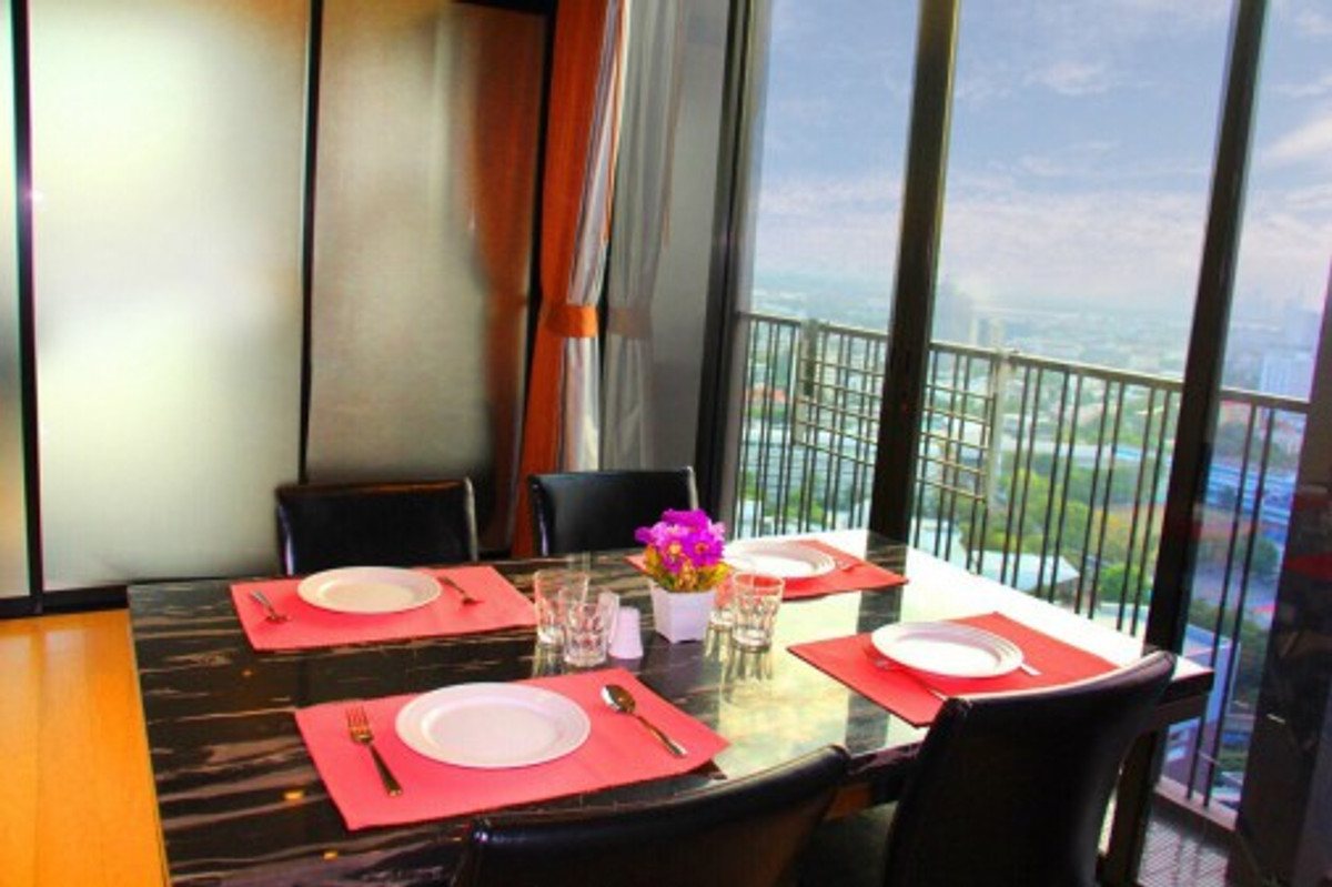 ให้เช่าคอนโดสุขุมวิท อโศก ทองหล่อ : คอนโด 2 ห้องนอน 1 ห้องน้ำ ขนาด 63 ตารางเมตร ที่ Noble Reveal Ekkamai ให้เช่า 42,000 บาทต่อเดือน ซอยสุขุมวิท 63 สถานีรถไฟฟ้า BTS เอกมัย