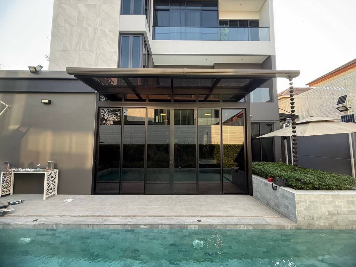 For RentHouseYothinpattana,CDC : Luxury three-storey pool villa with a private lift, fully furnished and ready to move in