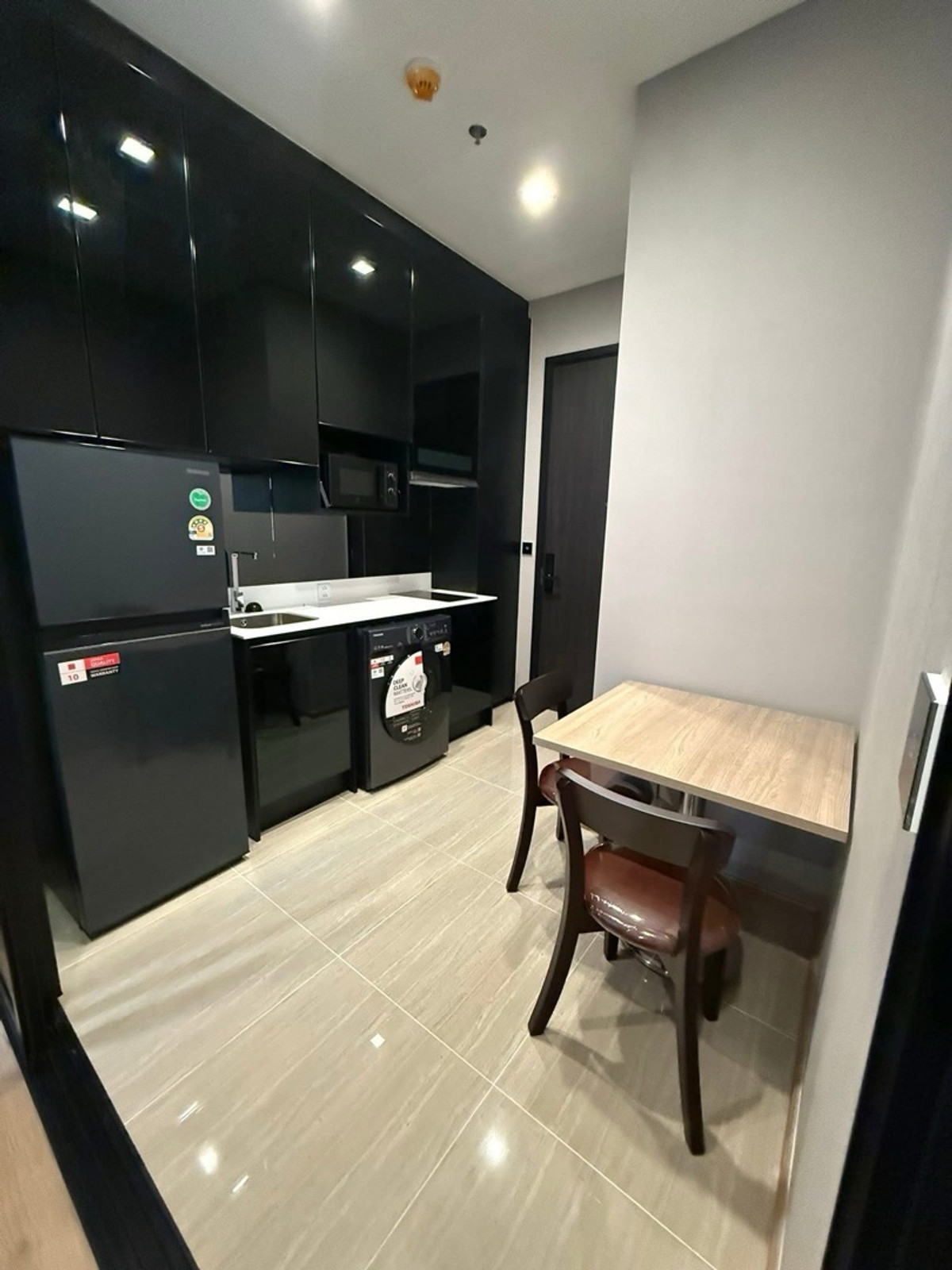 For RentCondoAri,Anusaowaree : 🩷 Noble Around Ari line @900cqqhk 
Room size 27 sq m., high floor 33 
2 in 1 function L-shaped sofa that can be adjusted freely. Complete with a multi-purpose foldable bed and a table that can be adjusted as desired.
✅ Fully furnished as shown in picture,