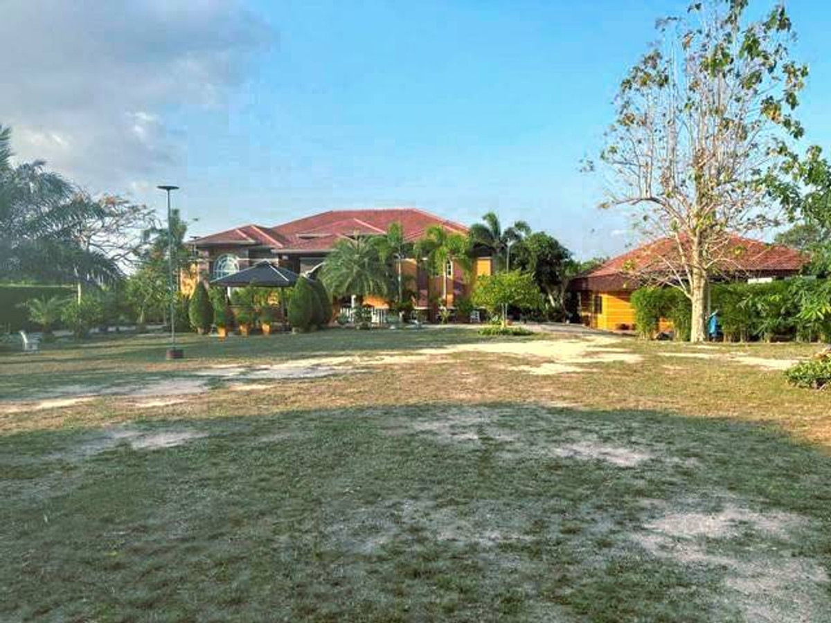 ขายบ้านพัทยา บางแสน ชลบุรี สัตหีบ : ขายบ้านเดี่ยว 2 ไร่ 94.5 ตรว. ใกล้อ่างเก็บน้ำมาบประชัน 5 นอน 6 น้ำ มีบ้านพักรีสอร์ท 3 หลัง และห้องใต้ดินสุดหรู ใกล้สนามกอล์ฟและรร.นานาชาติ 