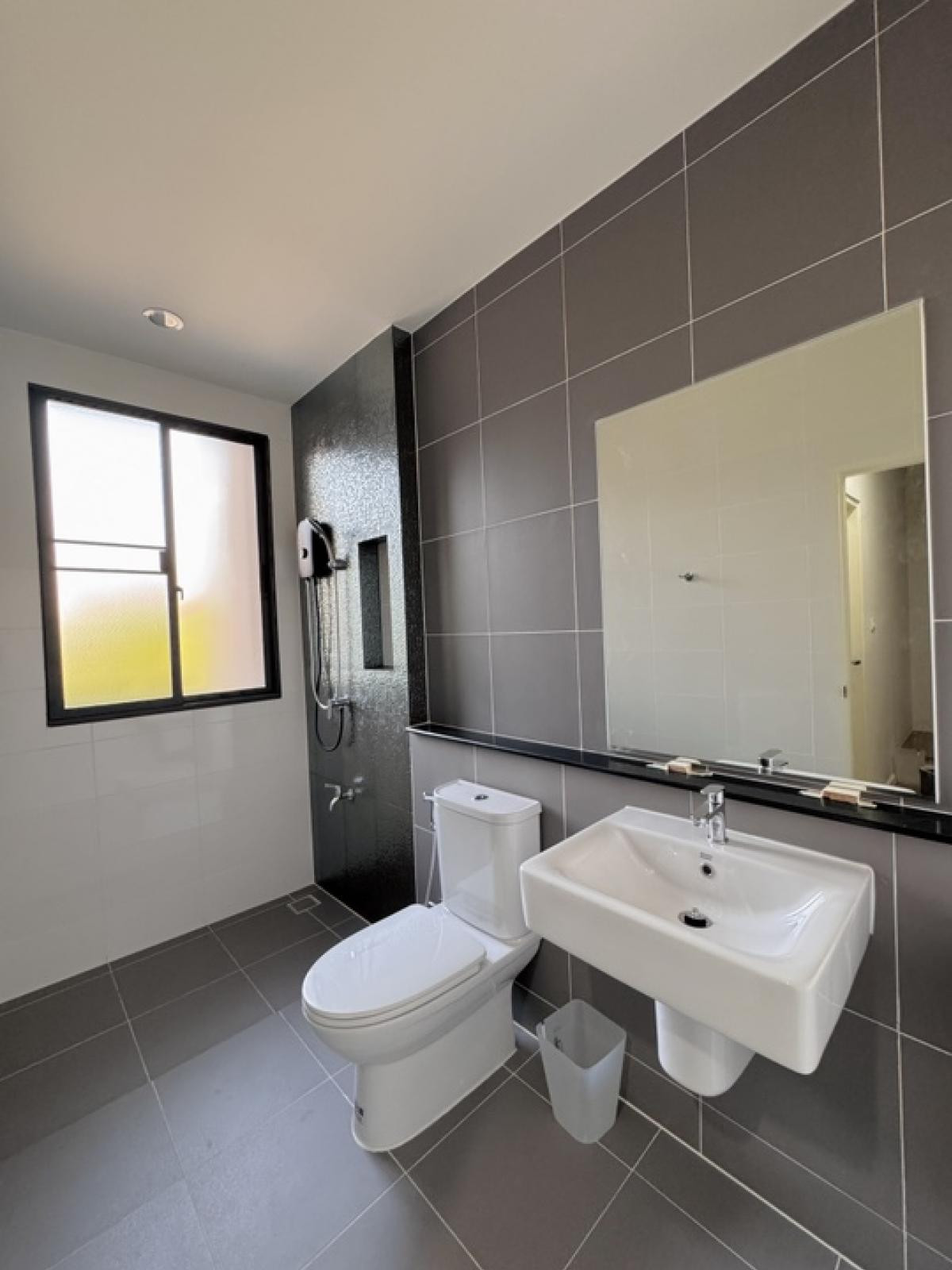 ให้เช่าทาวน์โฮมมีนบุรี-ร่มเกล้า : RH033826 ให้เช่า ทาวน์โฮมใหม่ 3ชั้น 3 ห้องนอน at บ้านกลางเมือง พระราม9-กรุงเทพกรีฑา ตกแต่งครบ พร้อมเข้าอยู่