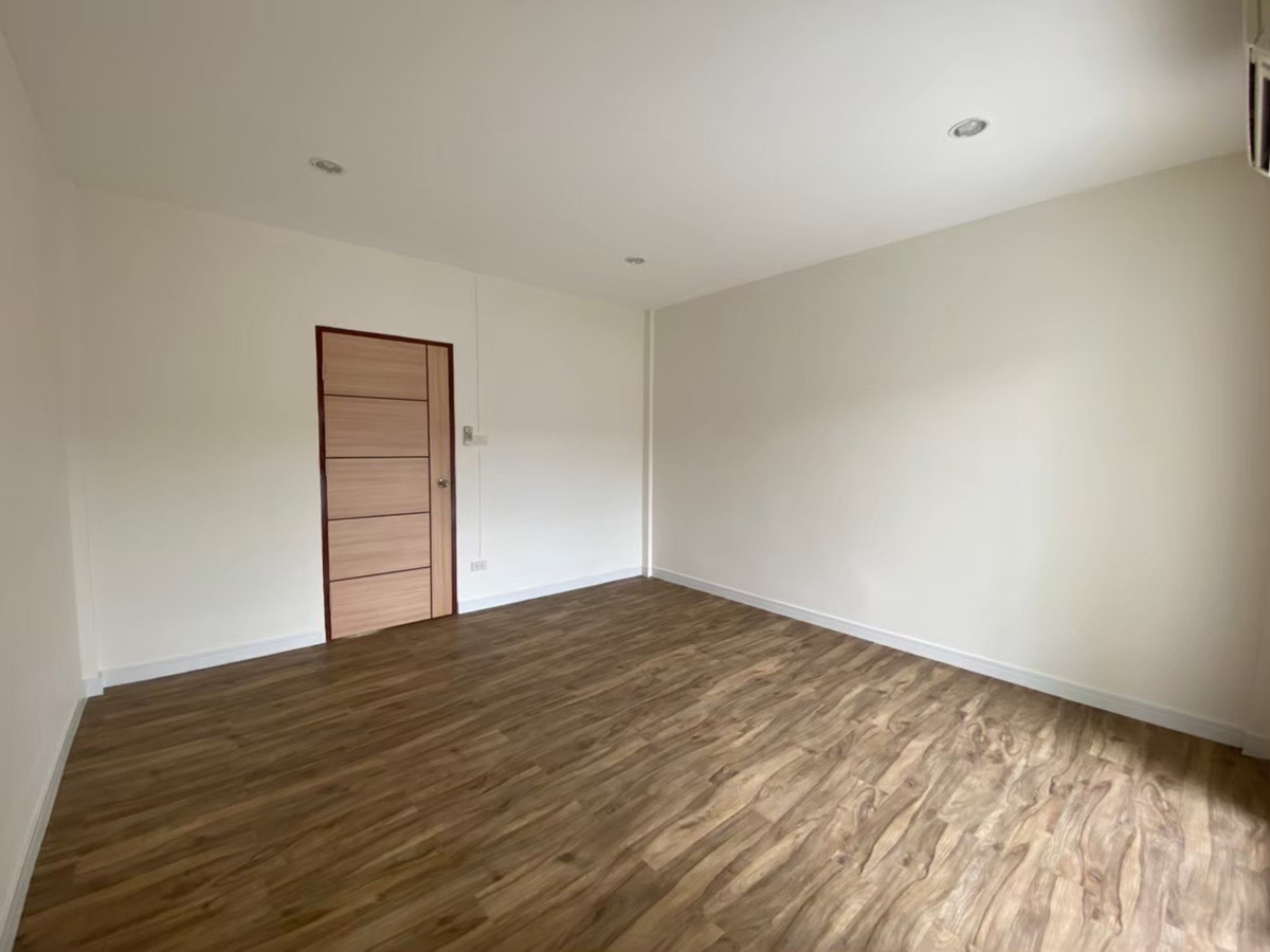 For SaleTownhomeVipawadee, Don Mueang, Lak Si : Newly renovated house for sale, 2-story townhouse, 16 sq m, Rattanawalai Village. Near Don Mueang Airport and the Red Line.