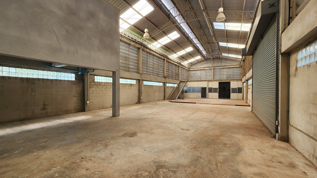 For RentWarehouseBangna, Bearing, Lasalle : Warehouse with office, 2 floors, good location, needs additional decorations, for rent in Bang Bo-Bang Phli area, near The Vintage Club.