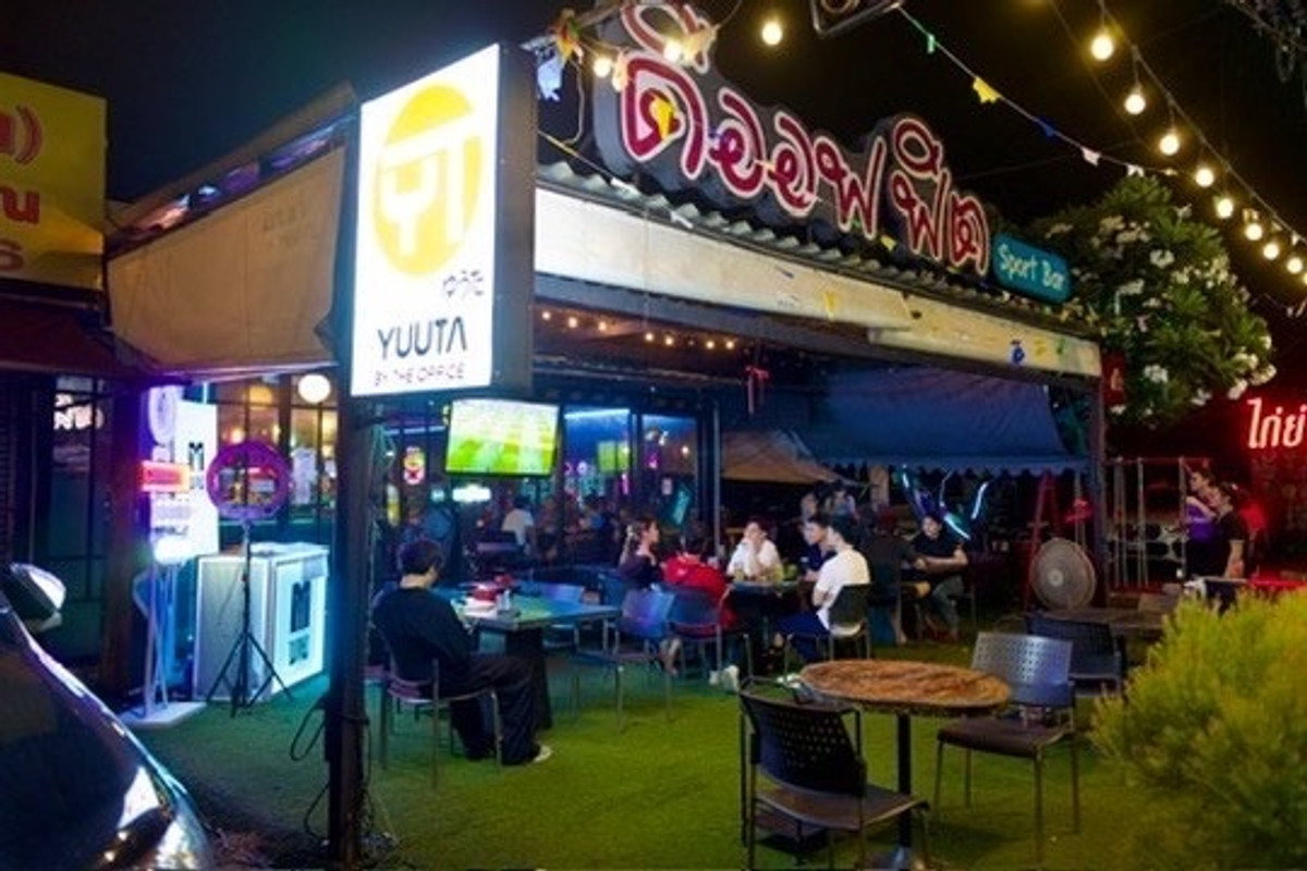 For LeaseholdRetail SpaceKaset Nawamin,Ladplakao : Urgent sale, chill-out restaurant - live music, Nawamin, Khlong Kum, Ramintra area, there are many villages. Near the golf course