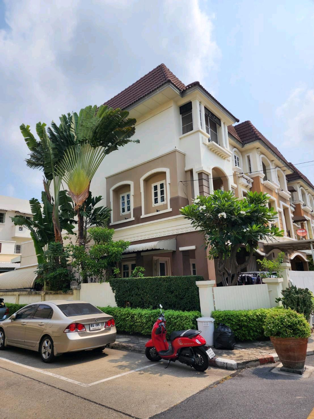 For SaleTownhomeLadprao101, Happy Land, The Mall Bang Kapi : Townhome - Saran Phruek Ladprao 130, 1 BR Available for Sale, Corner Unit, Near MRT Yellow Line : Lat Phrao 101