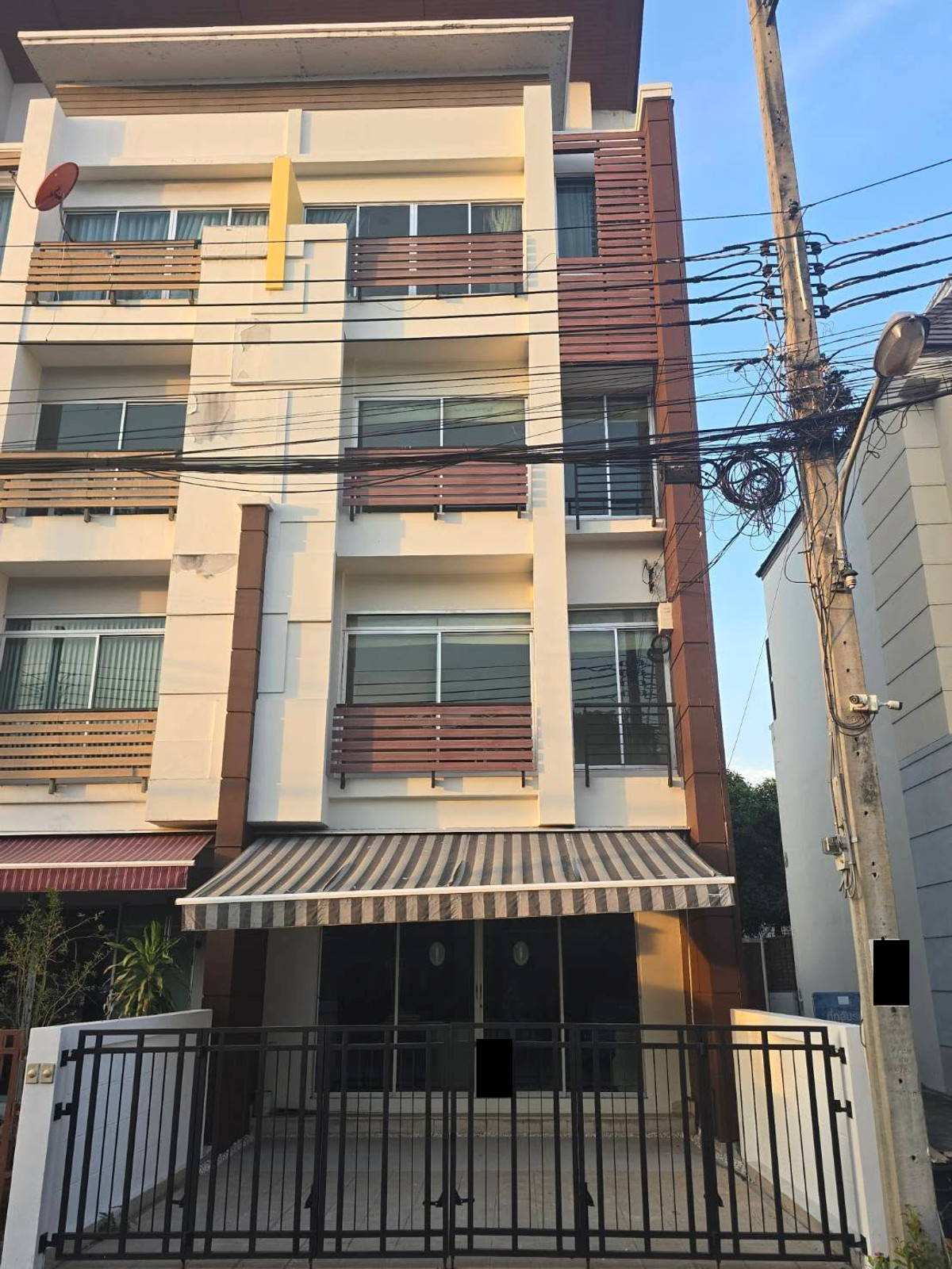 ขายทาวน์โฮมโชคชัย4 ลาดพร้าว71 : หลังมุม 26.7ตรว 6นอน5น้ำ2จอด ทาวน์โฮม 4 ชั้น บ้านกลางเมือง เออร์บาเนี่ยน ลาดพร้าว 71 