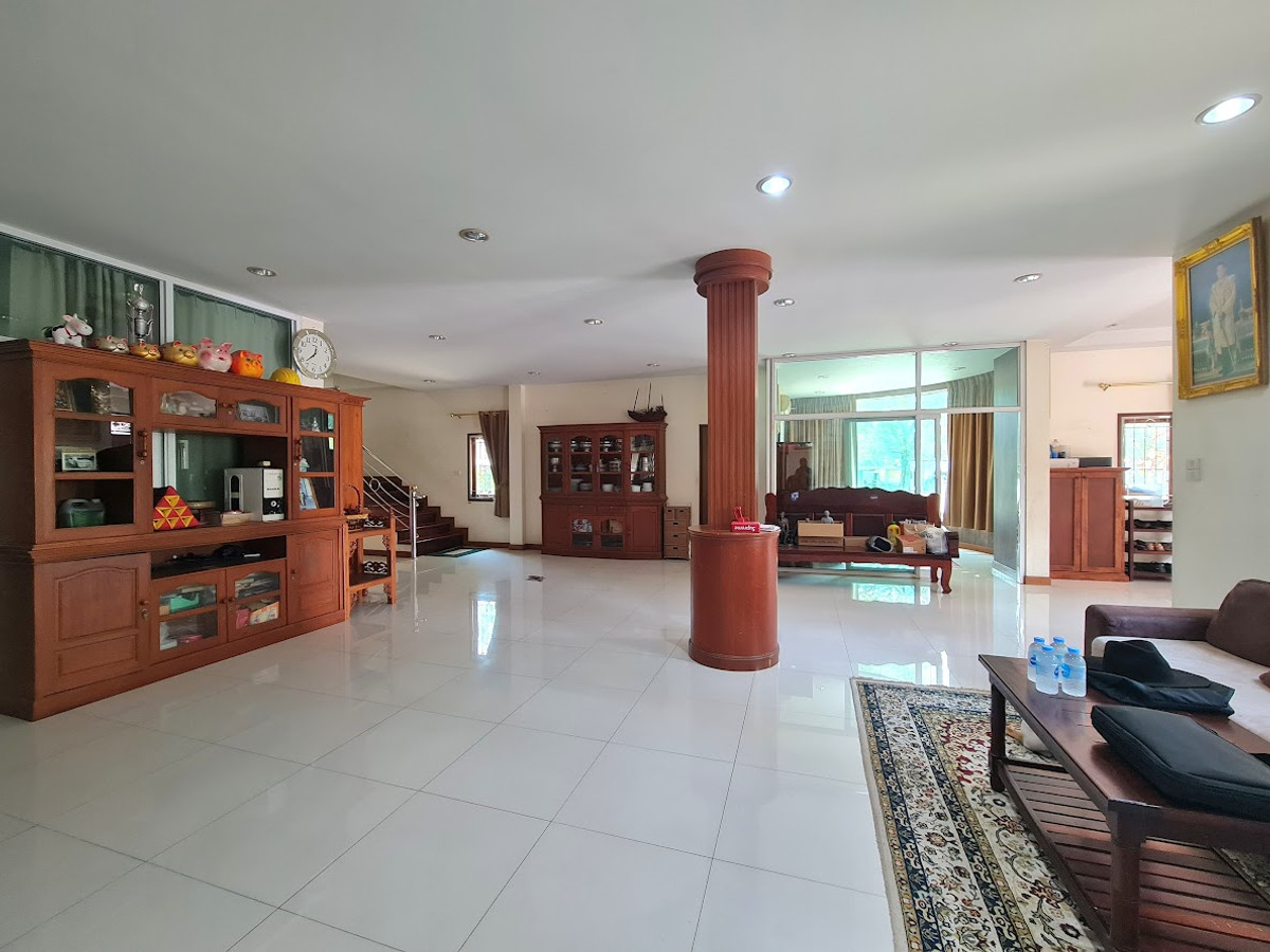 For SaleLandNakhon Pathom : Land for sale in Nakhon Pathom, Sam Phran District, with buildings, total area 6-3-79 rai, near Phetkasem Road.