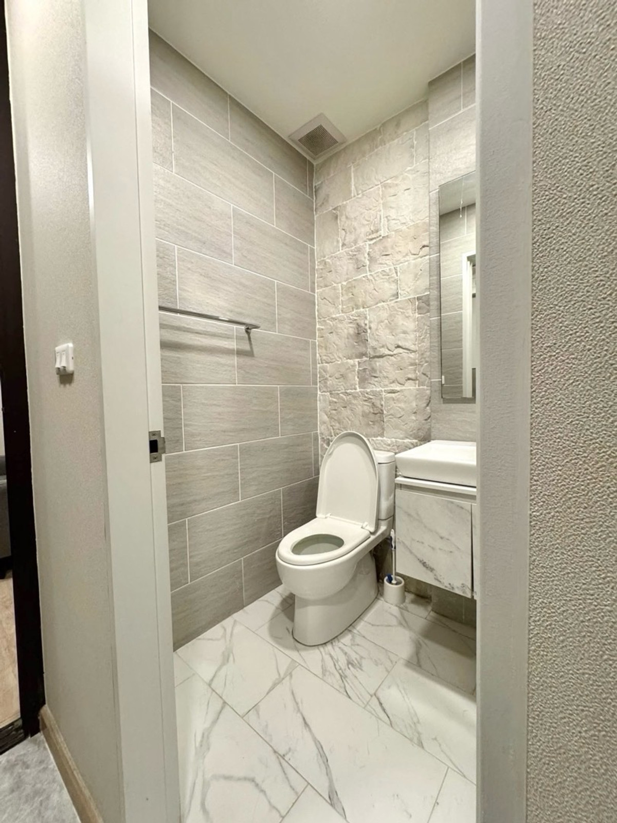 ให้เช่าคอนโดแจ้งวัฒนะ เมืองทอง : คอนโด 2 ห้องนอน ใกล้ ศูนย์ราชการแจ้งวัฒนะ / รถไฟรถไฟฟ้า  ราคาดีมาก 🔥🔥
📍โครงการ : The Cube North แจ้งวัฒนะ 12 
🚝 ใกล้ : MRT สถานีแจ้งวัฒนะ 14 เพียง 350 เมตร
💵 ราคาเช่า : 11,500 บาท / เดือน