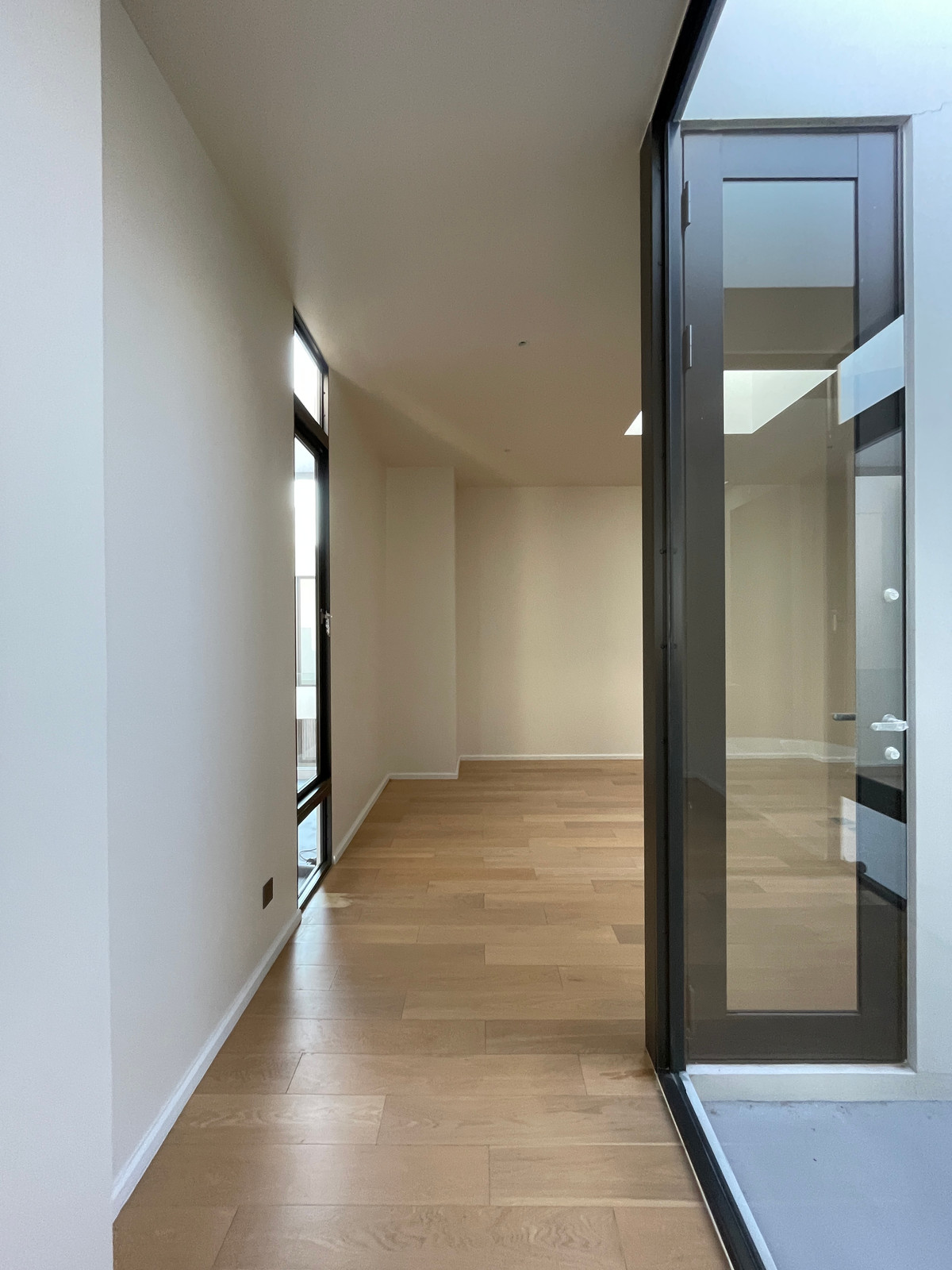 ขายบ้านเลียบทางด่วนรามอินทรา : 🔥 EXCLUSIVE PROMOTION 🔥โอกาสสุดท้ายในการครอบครองในราคาพิเศษที่สุด [ขาย] 💎 Ultra Luxury Show Unit | ELIVA Ekkamai - Eastville 💎 บ้านเดี่ยวหรู 3 ชั้น ดีไซน์ Mid-Century Modern — ความเป็นส่วนตัวสูงสุดเพียง 4 ยูนิตในโครงการ!