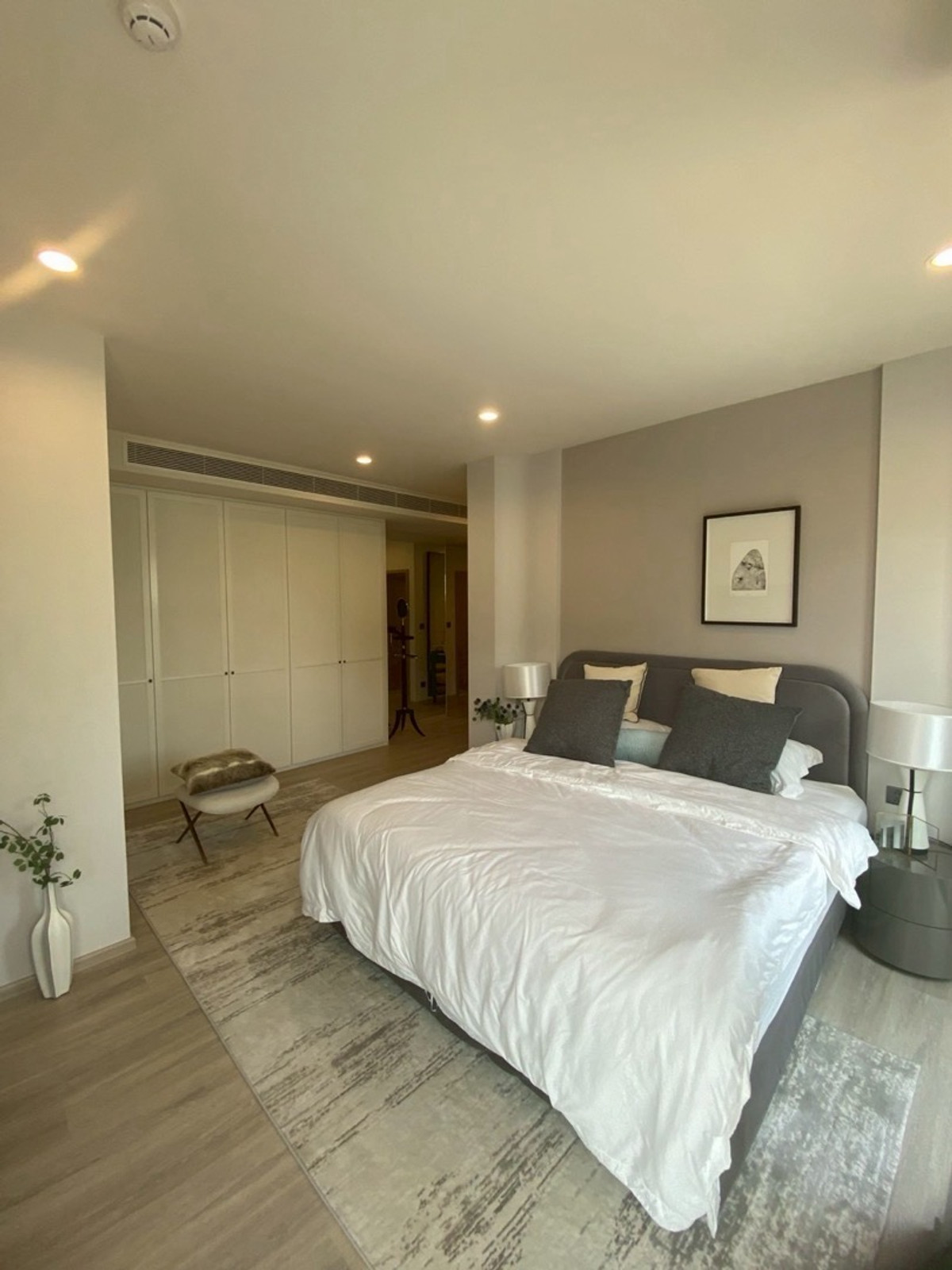 For RentCondoRama9, Petchburi, RCA : pynn soonvijai 3 bedroom ready to move in