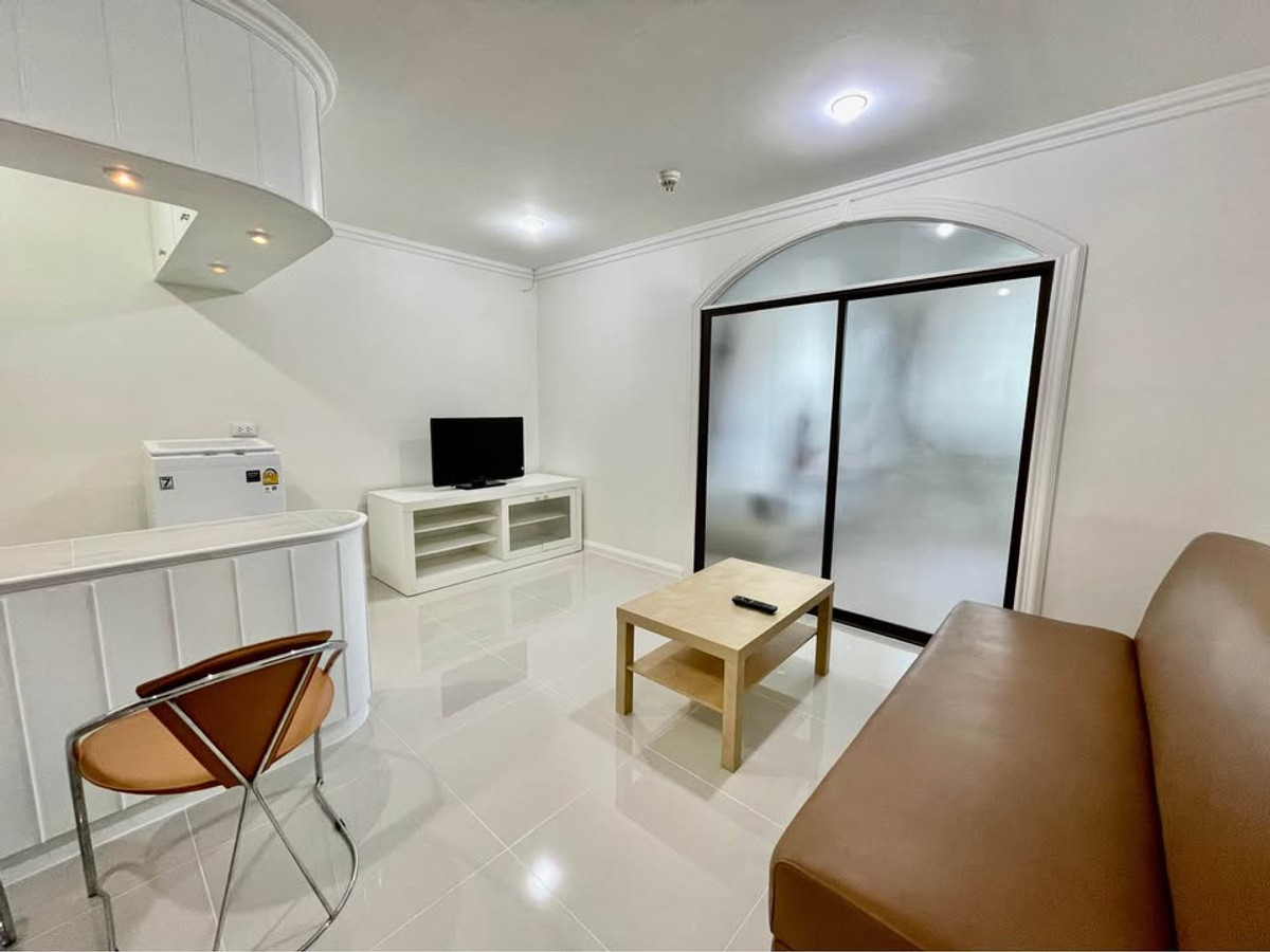 For RentCondoSukhumvit, Asoke, Thonglor : For rent, Supalai Place Sukhumvit 39, spacious room 50 sq m., 20+ floor, has bathtub, fully furnished, ready to move in immediately.