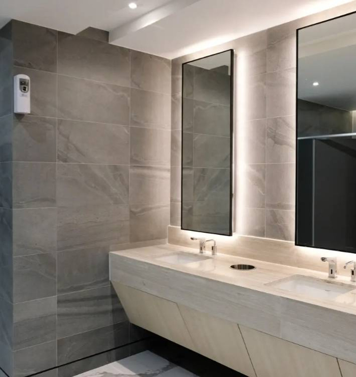 For RentOfficeRatchadapisek, Huaikwang, Suttisan : CW Tower, office building for rent. Next to Ratchadaphisek Road, near The Street Ratchada, decorated area 50 sq m., rent 41,000 baht*/month.