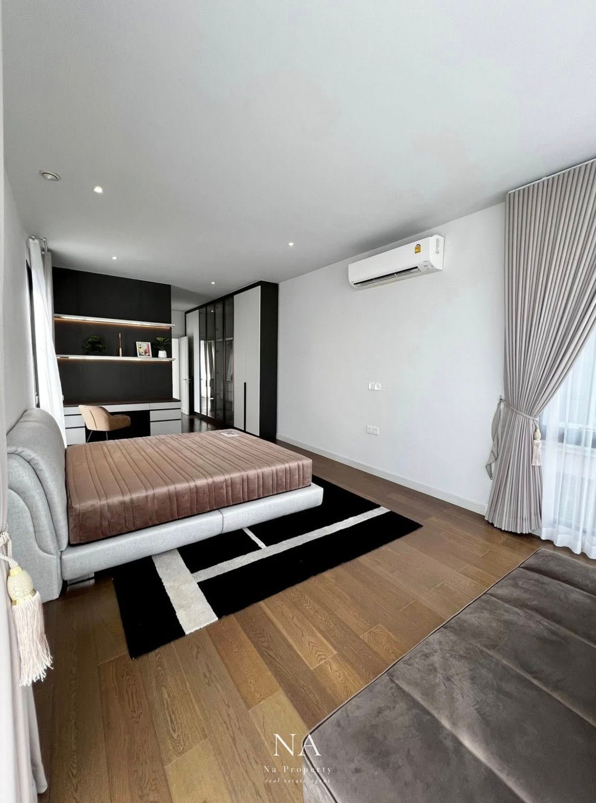 บ้านพัฒนาการ ศรีนครินทร์ : House for rent: Malton Gates new Krungthep Kreetha, 250,000 THB. 5 bedrooms, 6 bathrooms, 544 sq m usable area, 107.7 sq wah land area. Near Rama 9, Pattanakarn, Suan Luang, Srinakarin, Bang Na, Suvarnabhumi Airport, Ramkhamhaeng, Ploenchit, Sukhumvit.