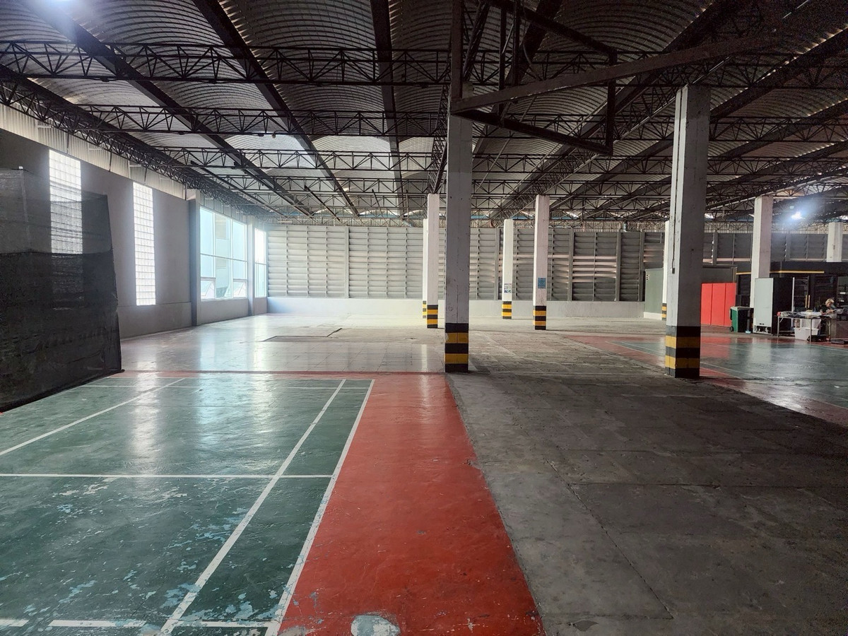 For RentRetail SpaceNana, North Nana,Sukhumvit13, Soi Nana : High-Ceiling Sport Space for Rent – Near BTS Nana