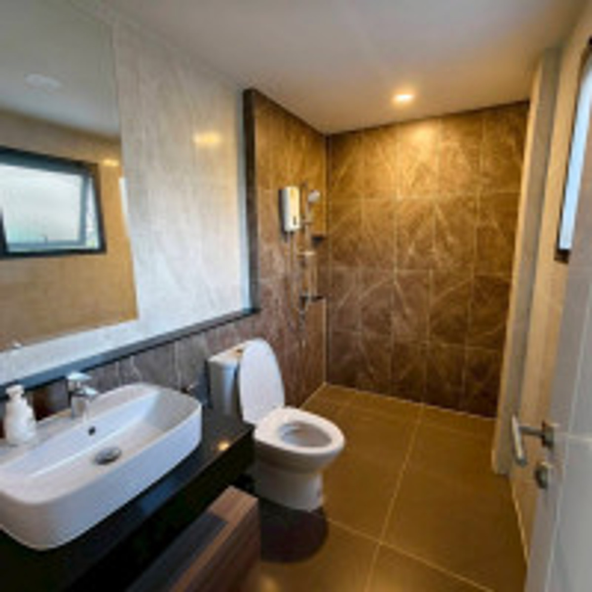 HouseLadkrabang, Suwannaphum Airport : Sell/rent luxury house THE CITY Sukhumvit-On Nut Private corner house, 4 bedrooms, 5 bathrooms, 18.5 million (rent 1 hundred thousand), has a separate pet room, fully furnished, ready to move in, AP quality society.