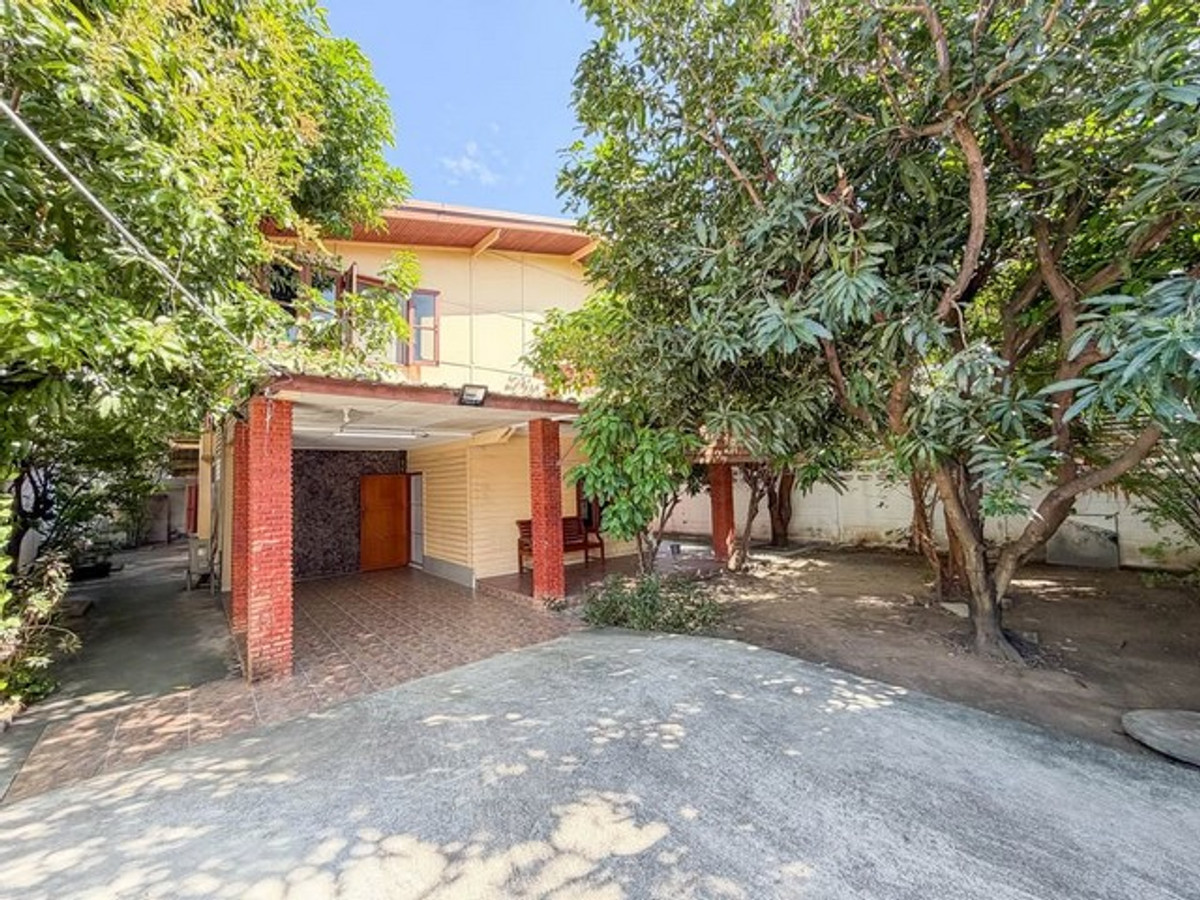 For RentHouseSukhumvit, Asoke, Thonglor : HR3345Rare Find! Classic wooden house, 86 sq m, in the heart of Ekkamai 10 - shady garden area, plenty of parking, the most difficult to find in this area. Change the charm of a 50-year-old wooden house into your new landmark in the heart of Ekamai.