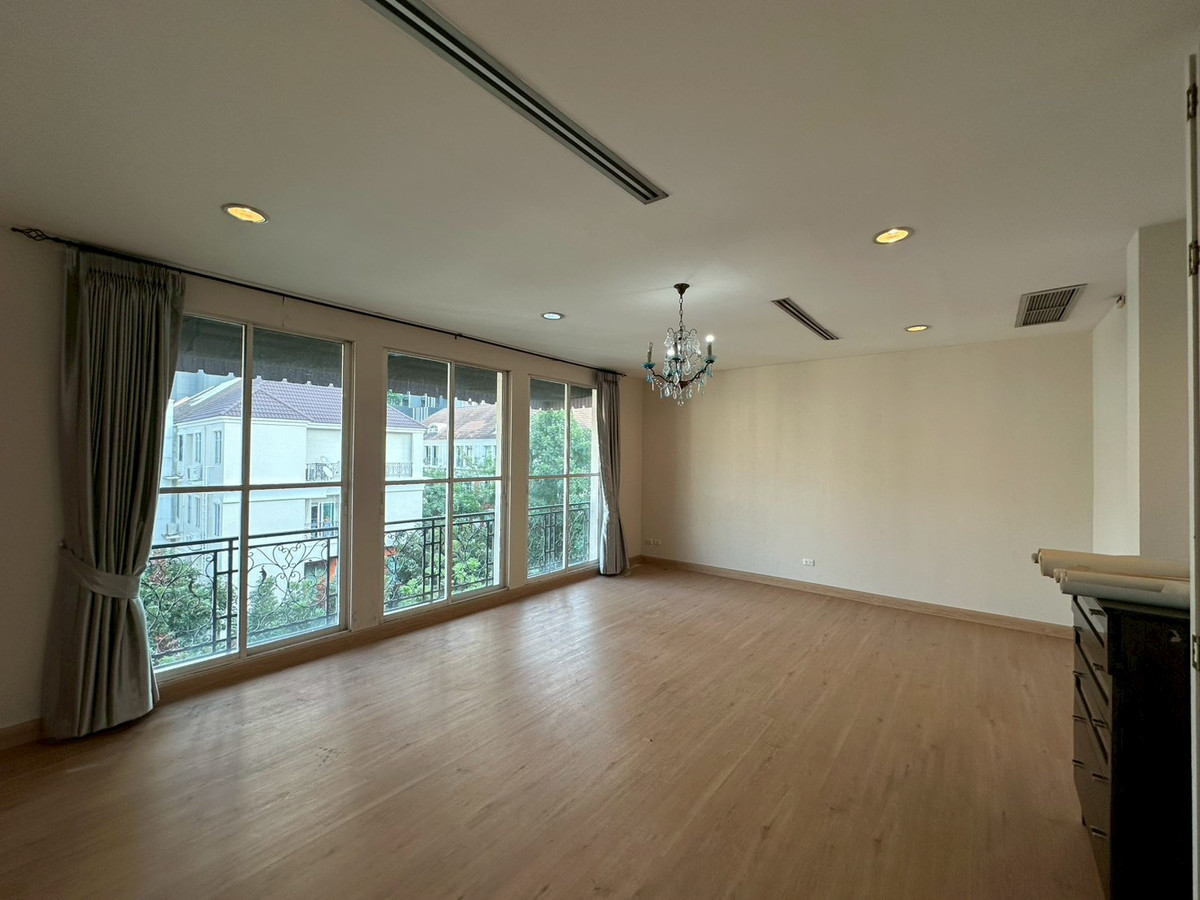 For SaleTownhomeSukhumvit, Asoke, Thonglor : Luxury townhouse in Thonglor area One of Bangkoks prime residential locations, suitable for families, executives, or foreigners who want to live in the heart of Sukhumvit. Large living space, complete functions, near BTS Thonglor. Community Mall restauran
