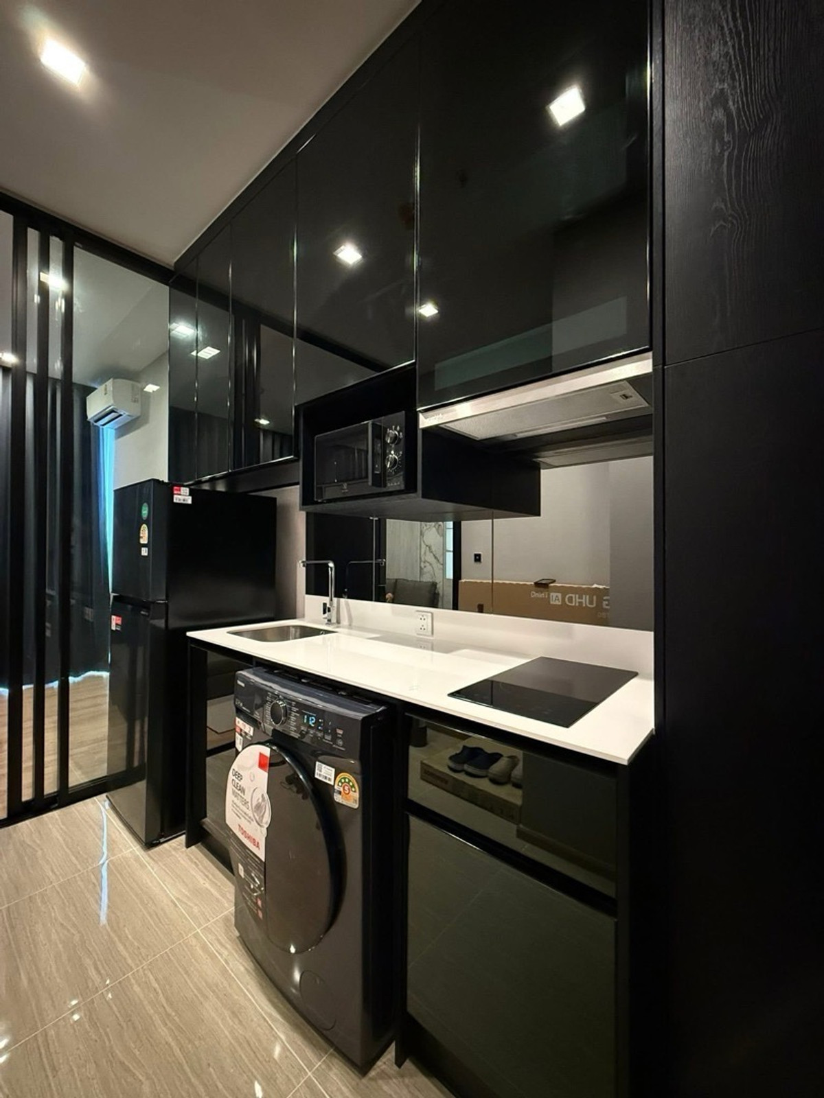 For RentCondoAri,Anusaowaree : 🩷 Noble Around Ari line @900cqqhk 
Room size 27 sq m., high floor 33 
2 in 1 function L-shaped sofa that can be adjusted freely. Complete with a multi-purpose foldable bed and a table that can be adjusted as desired.
✅ Fully furnished as shown in picture,