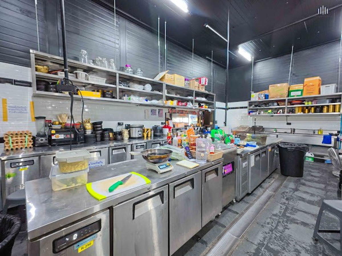 ขายร้านค้า/ตลาดนัดปิ่นเกล้า จรัญสนิทวงศ์ : พร้อมรับฟังทุกข้อเสนอ!!! สามารถดำเนินกิจการต่อได้ทันที ขายสิ่งปลูกสร้างพร้อมร้านอาหาร(ปิ้งย่าง) 503 ตารางเมตร ต้นซอยจรัญสนิทวงศ์ 32 พร้อมสัญญาเช่าระยะยาว 18 ปี บนที่ดิน 256 ตารางวา ราคาพิเศษ!!