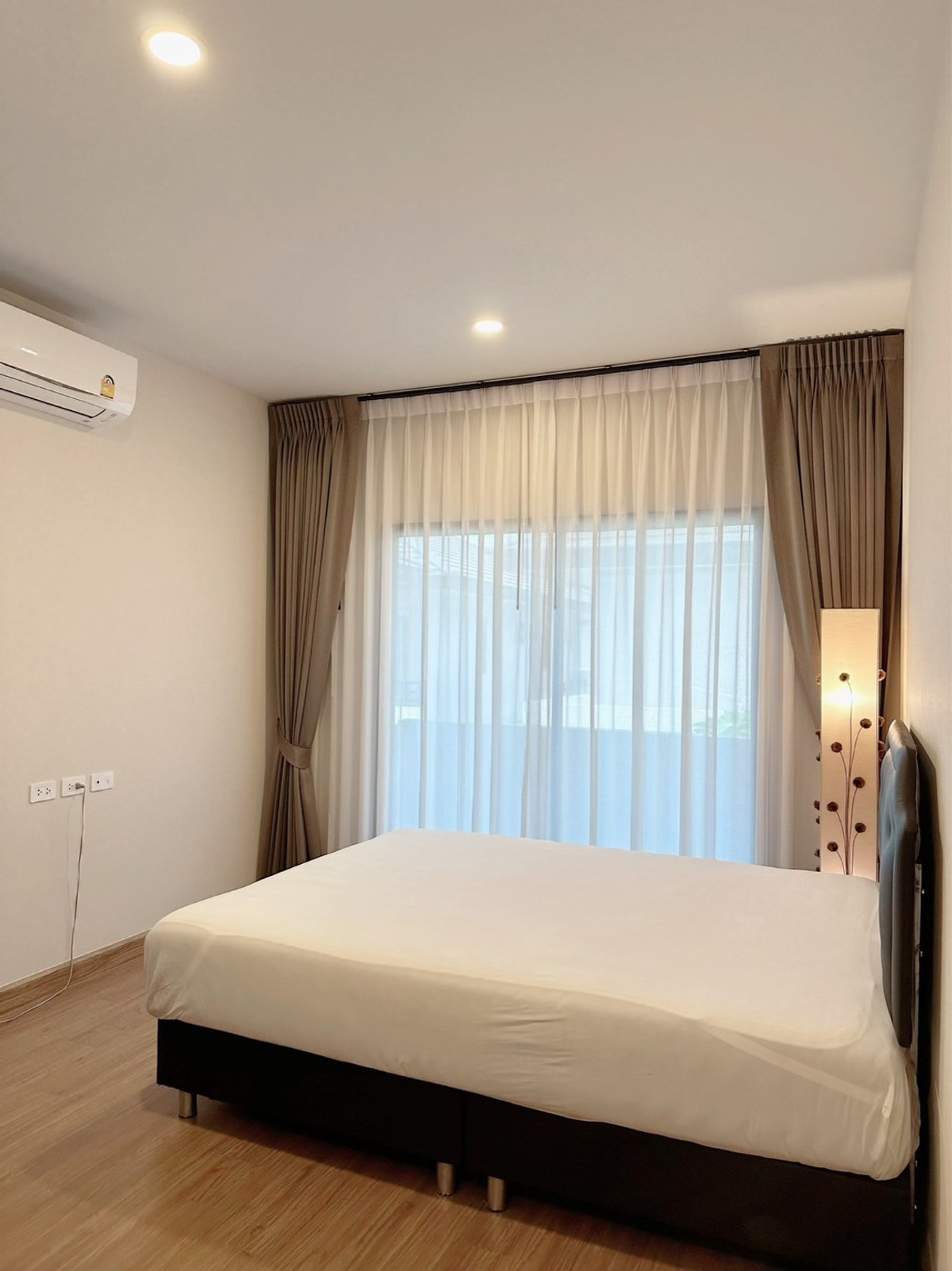 ขายบ้านสมุทรปราการ สำโรง : ขาย บ้านสวยบรรยากาศสวยน่าอยู่ ต่อเติมด้วยคุณภาพดี ทำเลดี โครงการดี อยู่หน้าสวนสวย+สนามเด็กเล่น ติดกับหอนาฬิกา Big Ben ถนนกว้าง เพื่อนบ้านดีซ้ายขวา ดีมาก เจอแบบนี้ ดีกว่าถูกหวย