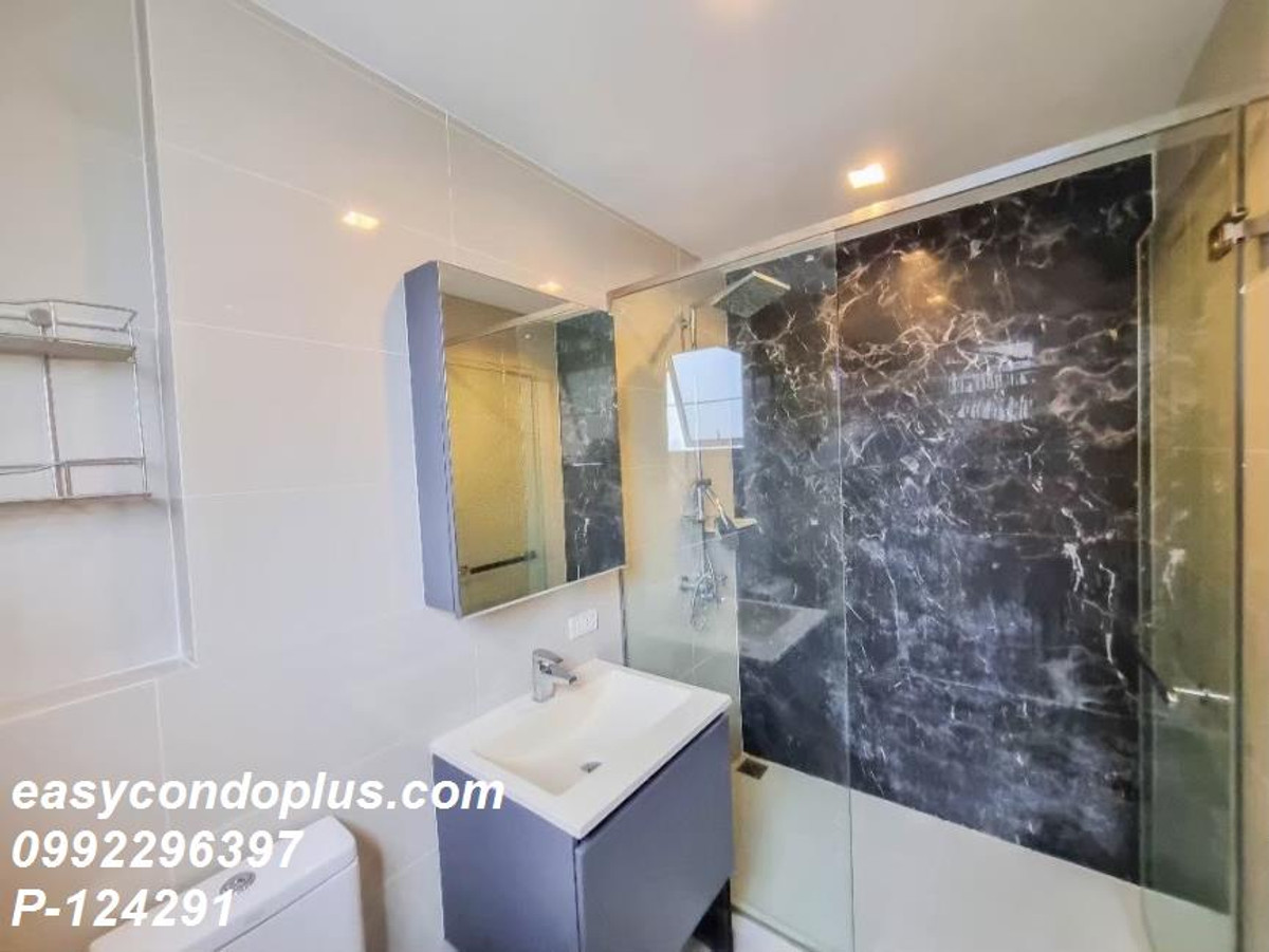 For RentCondoWongwianyai, Charoennakor : P-124291 Stunning 1 Bed at 98 Wireless Near BTS Wongwian Yai, 16,000 THB | Line Id: @easycondoplus | 099-229-6397
