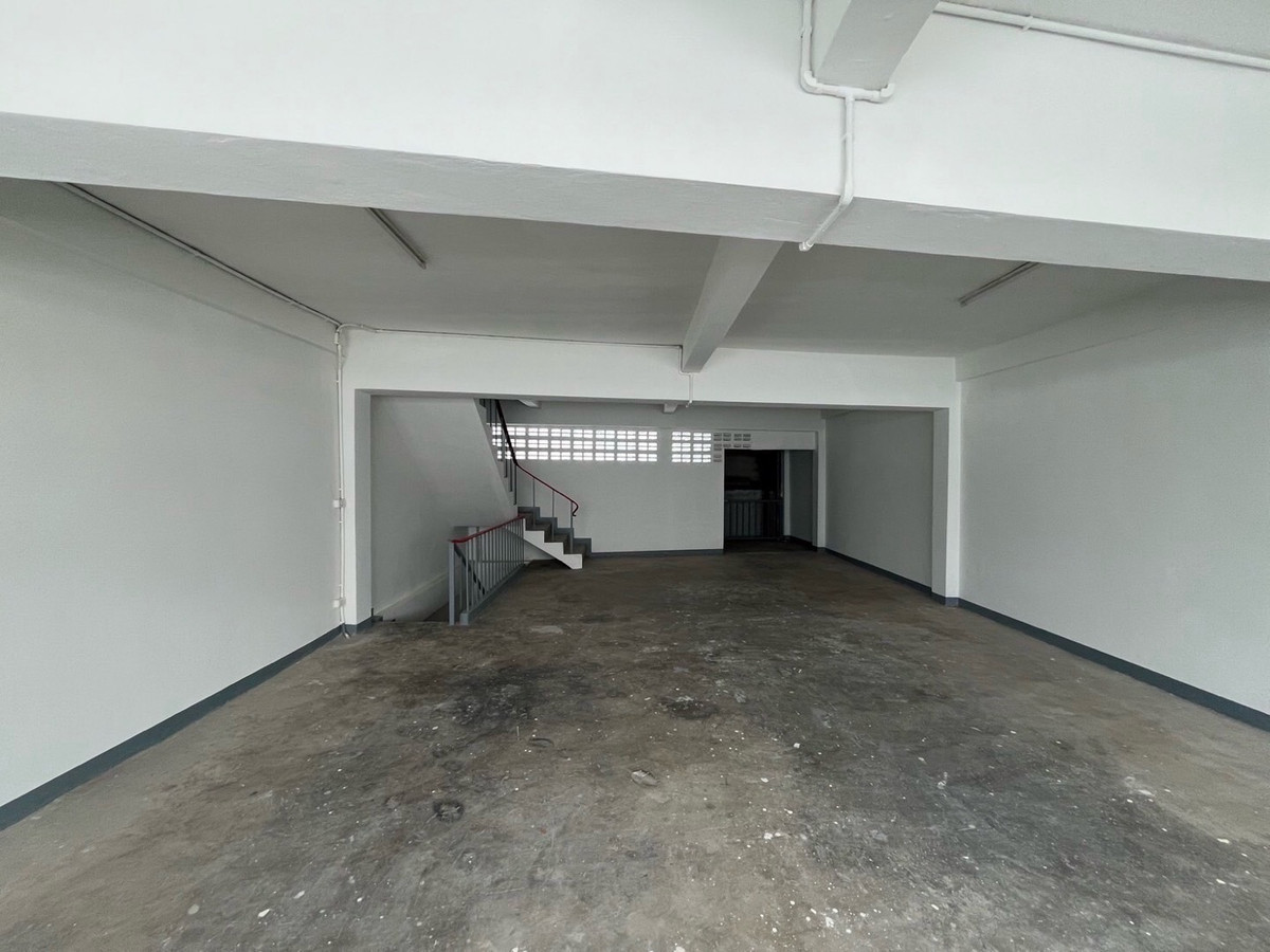 For RentShop HouseYaowarat, Banglamphu : Commercial building for rent, 2 units, 4 floors, Soi Suan Mali, Bamrung Mueang Road. Wat Thepsirin Subdistrict Pom Pom Sattru Phai District, Phra Nakhon side, for doing business.