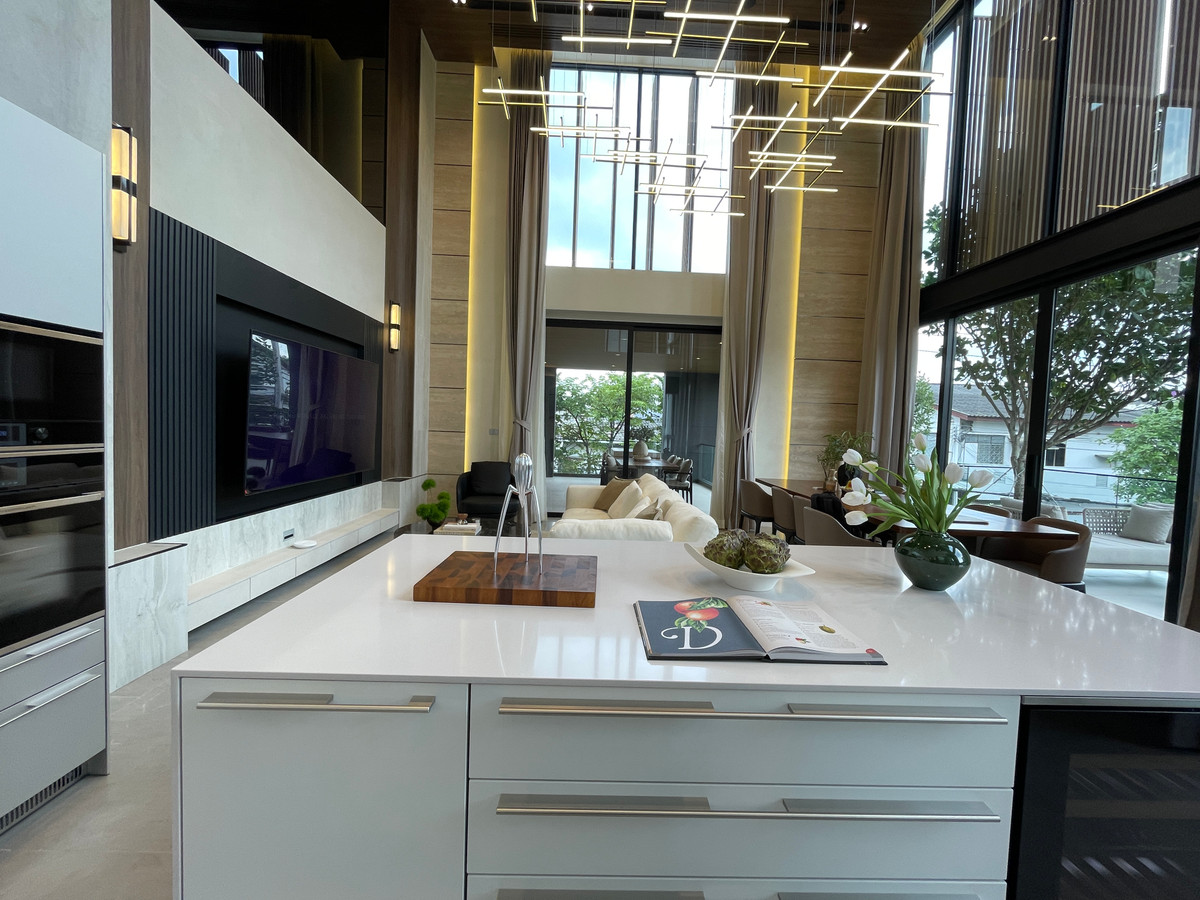 ขายบ้านเลียบทางด่วนรามอินทรา : "หนึ่งเดียวบนเลียบด่วน! Cira Residences บ้านเดี่ยว Ultra-Luxury 3.5 ชั้น พื้นที่ 845 ตร.ม. พร้อมสระว่ายน้ำส่วนตัว | ใกล้ทองหล่อ-พระราม 9 เพียงไม่กี่นาที (สังคมส่วนตัวเพียง 9 ยูนิต)"