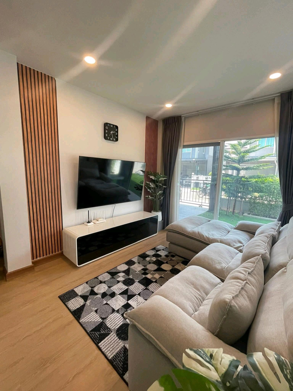 ให้เช่าบ้านปทุมธานี รังสิต ธรรมศาสตร์ : 🏡 "ให้เช่าบ้านเดี่ยว"
 หมู่บ้าน​เซ็นโทร พหล-วิภา2 ทำเลดีมาก ใกล้ ฟิวเจอร์ปาร์ค
🔥  เฟอร์นิเจอร์ครบพร้อมเข้าอยู่ได้เลย
