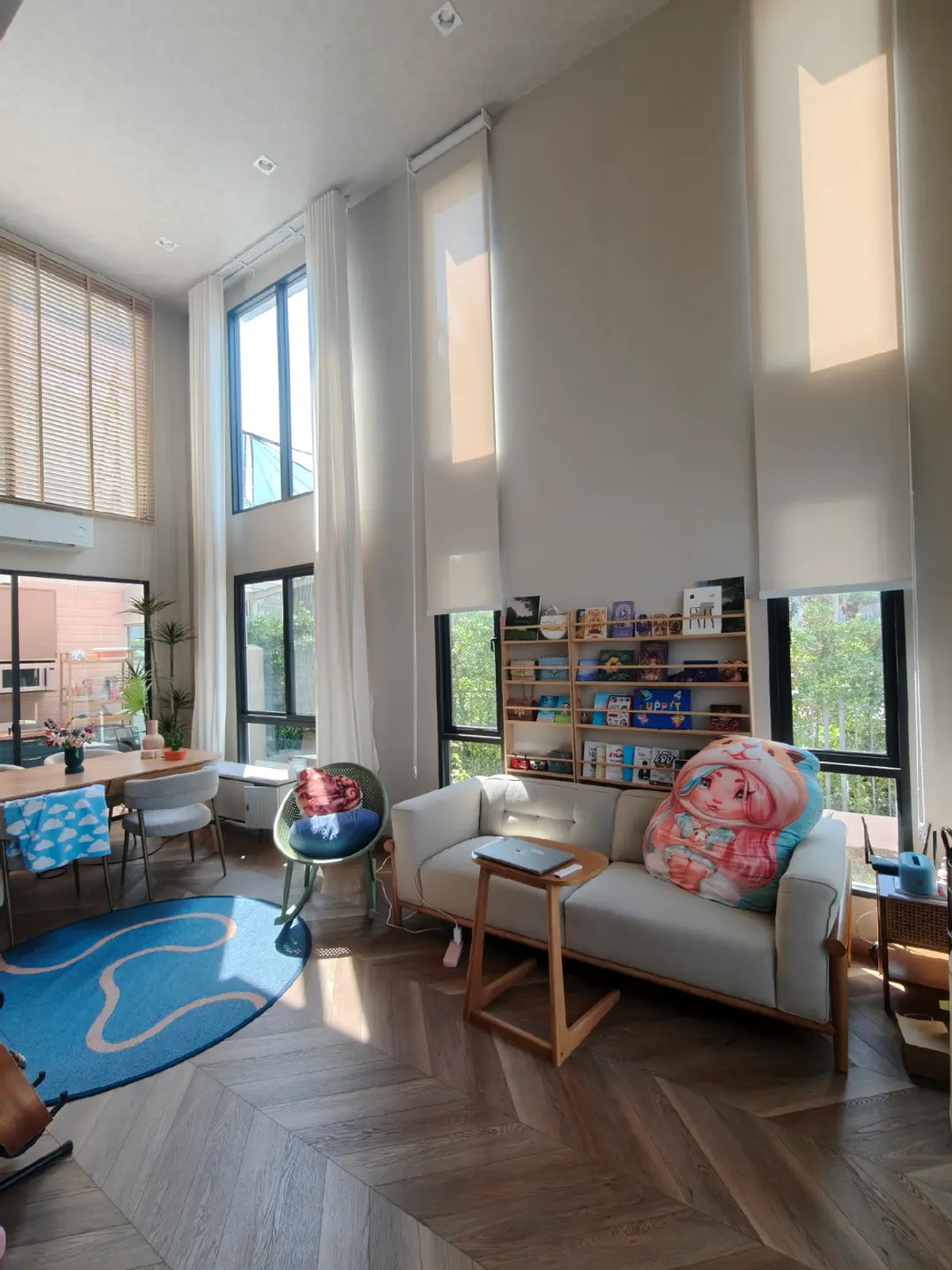 ให้เช่าทาวน์โฮมนวมินทร์ รามอินทรา : 🏡โครงการ: พฤกษาวิลล์ พหลโยธิน-รามอินทรา  Duplex Townhome โดดเด่นด้วย Double Volume Design สูง 5.2 เมตร ได้อารมณ์การอยู่อาศัยเหมือน Penthouse