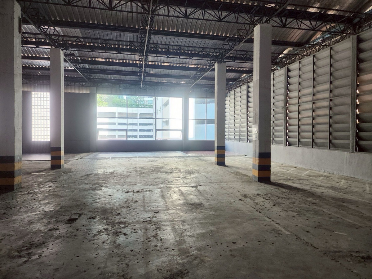 For RentRetail SpaceNana, North Nana,Sukhumvit13, Soi Nana : High-Ceiling Sport Space for Rent – Near BTS Nana