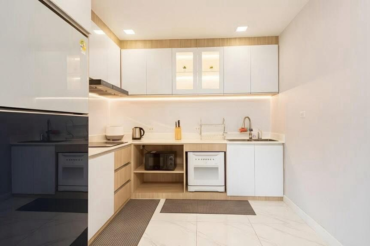 ให้เช่าบ้านรัชดา ห้วยขวาง : ปล่อยเช่าบ้าน 2 ชั้น หลังมุม ขนาด 36 ตรว. 300 ตรางเมตร ซอยรัชดา 18 บ้านสวยตกแต่งใหม่ เฟอร์นิเจอร์ครบพร้อมอยู่ ในหมู่บ้าน ปลอดภัยไม่มีโจร เพื่อนบ้านดีไม่มีปัญหา จอดรถหน้าบ้านได้ 1-2 คัน
