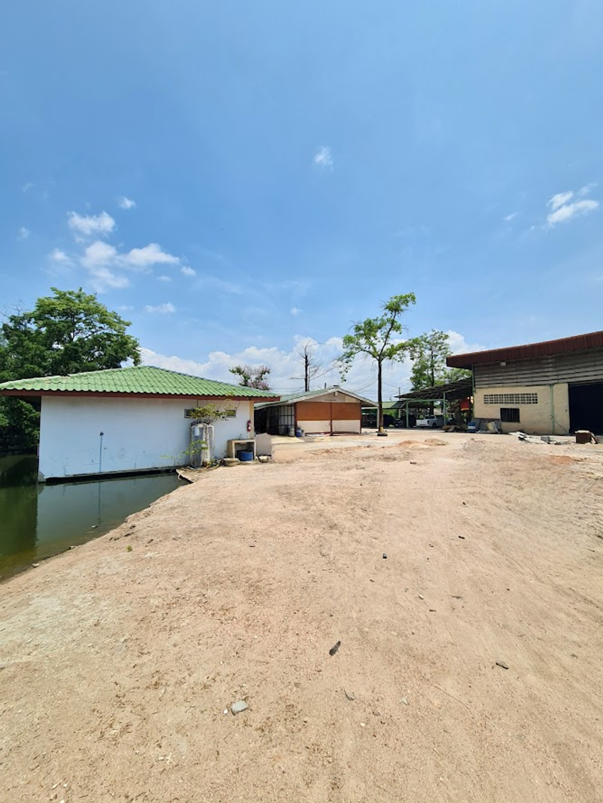For SaleLandNakhon Pathom : Land for sale in Nakhon Pathom, Sam Phran District, with buildings, total area 6-3-79 rai, near Phetkasem Road.