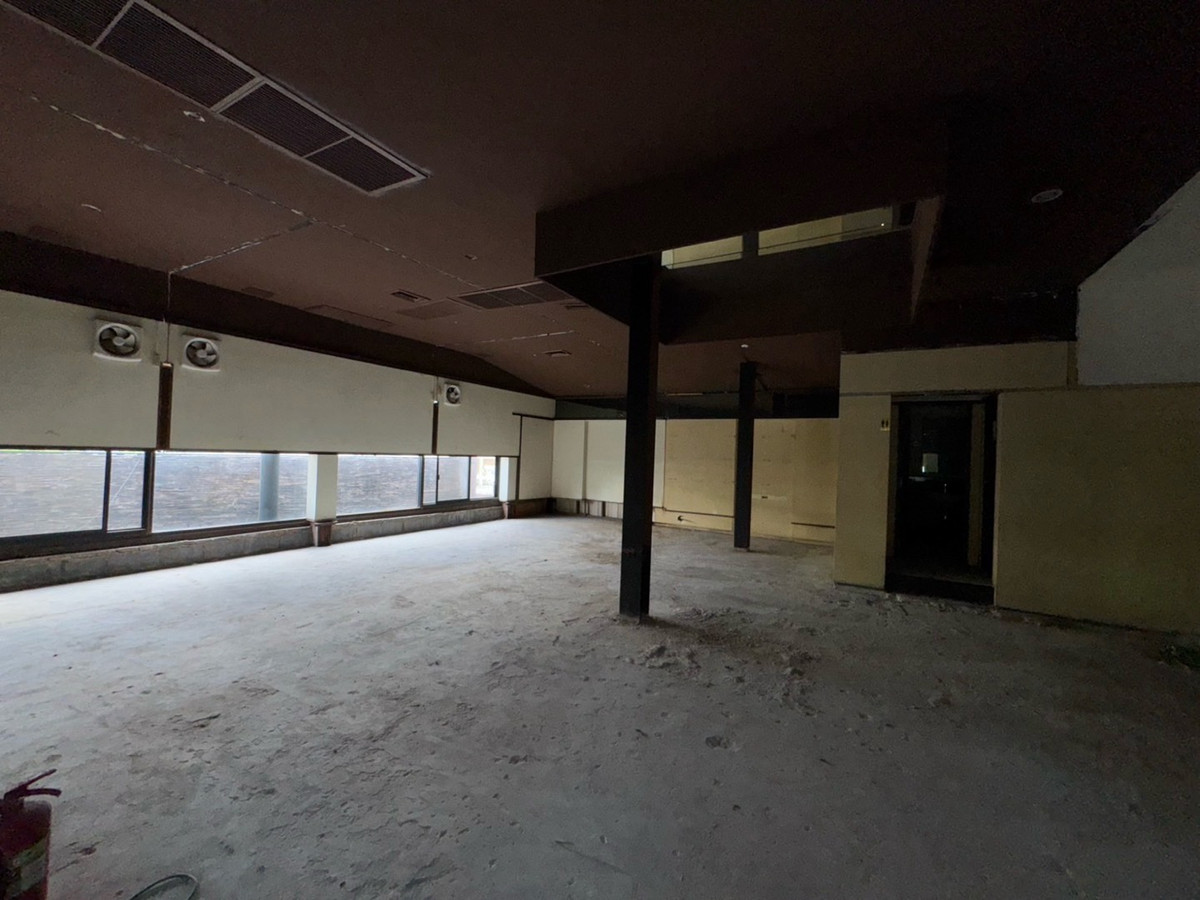 ให้เช่าร้านค้า/ตลาดนัดสุขุมวิท อโศก ทองหล่อ : พื้นที่ธุรกิจ 180 ตารางเมตร ชั้น 3 ซอยทองหล่อ สุขุมวิท 55 มีที่จอดรถ ทำเลดี