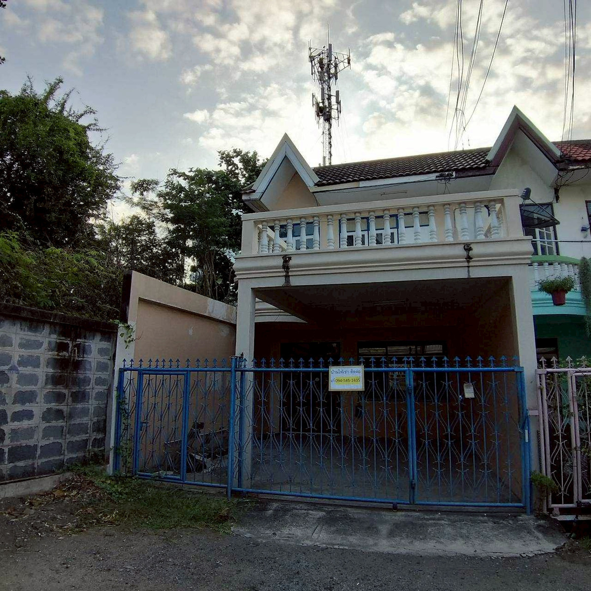 For SaleTownhomeSriracha Laem Chabang Ban Bueng : Townhouse in Soi Wat Wang Hin, Heart of Sriracha Convenient location with easy access, just 50 meters from Sukhumvit Road