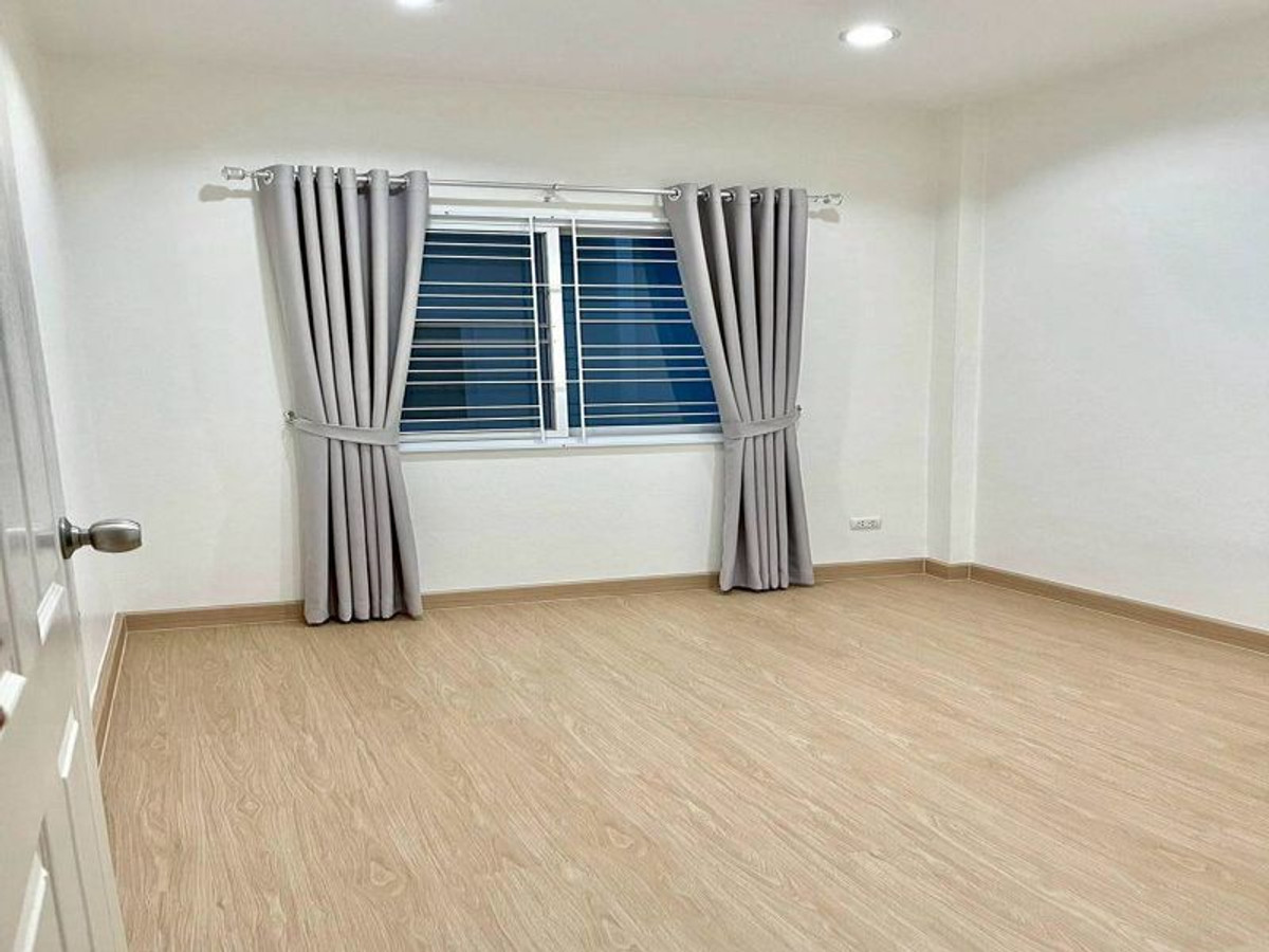 For SaleTownhomeSriracha Laem Chabang Ban Bueng : Townhome for sale in Sriracha, near Central and Robinson Department Stores. 3 bedrooms, The Central 2. Ready to move in.
