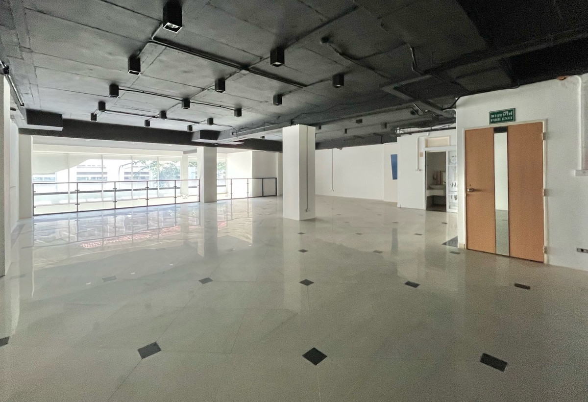 For RentRetail SpaceWitthayu, Chidlom, Langsuan, Ploenchit : Business space, size 311 sq m., G floor + mezzanine, next to the road, good location, near BTS Chidlom, Lang Suan, Witthayu, embassy and Lumpini Park, Ratchadamri ((has parking))