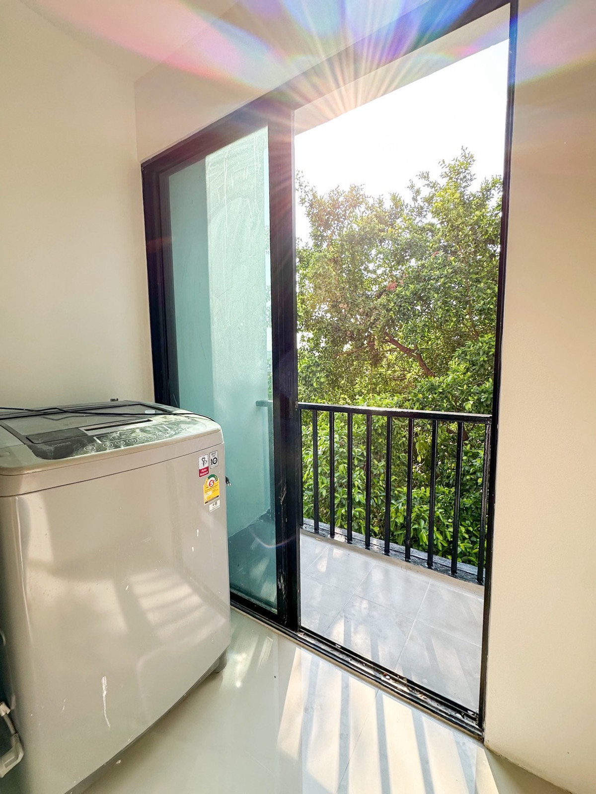 ขายคอนโดบางนา แบริ่ง ลาซาล : 🔥 [HOT DEAL] ลดแรง 2 แสน!  🌟 ขาย iCondo สุขุมวิท 105 (ลาซาล)  🍳 ครัวแยกกั้นกระจก  🎁 เฟอร์ฯ ใหม่ครบพร้อมอยู่ !