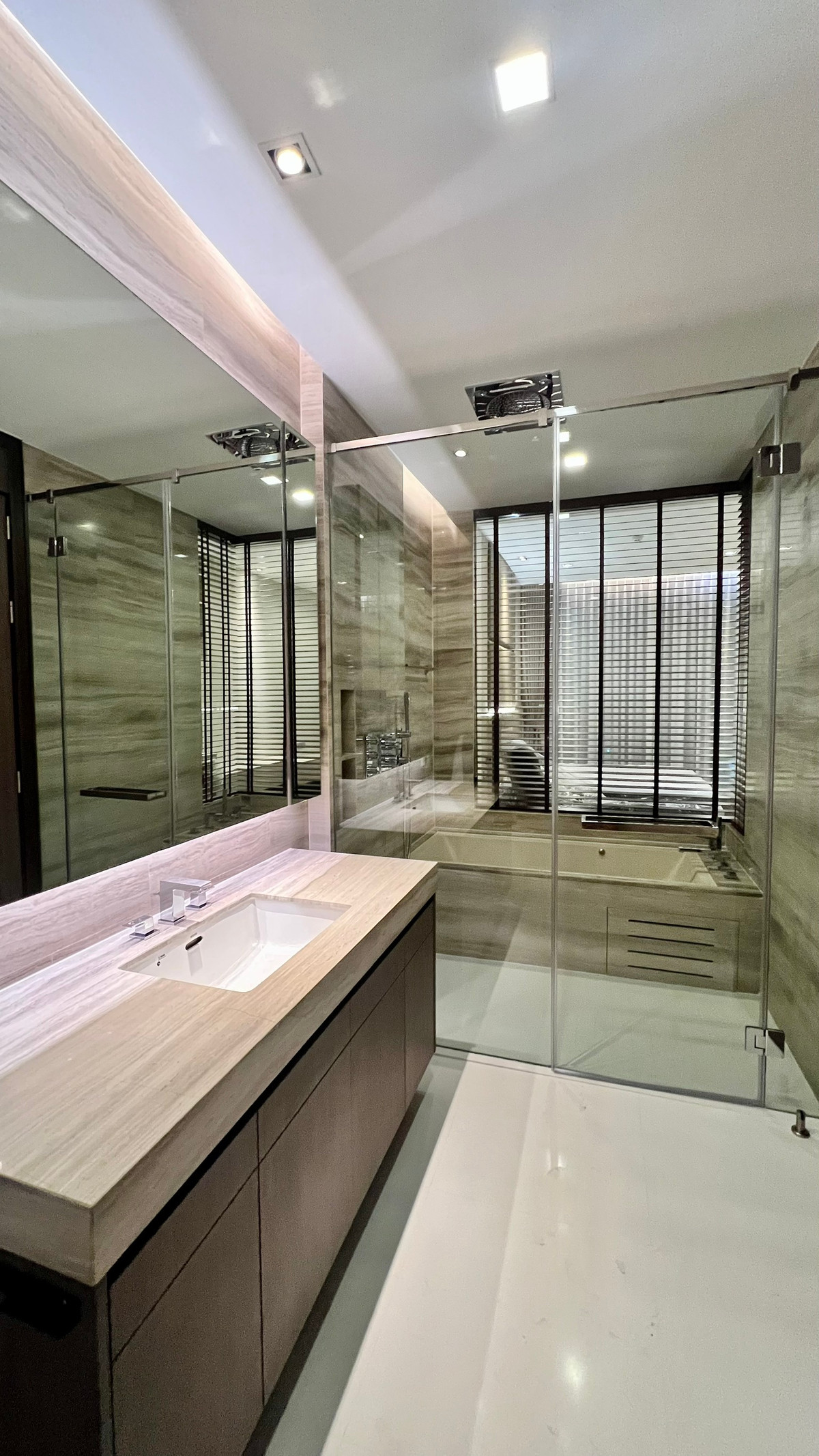 ให้เช่าคอนโดนานา : ให้เช่า Q1 Sukhumvit ราคา 110,000 บาท [MKr260339]