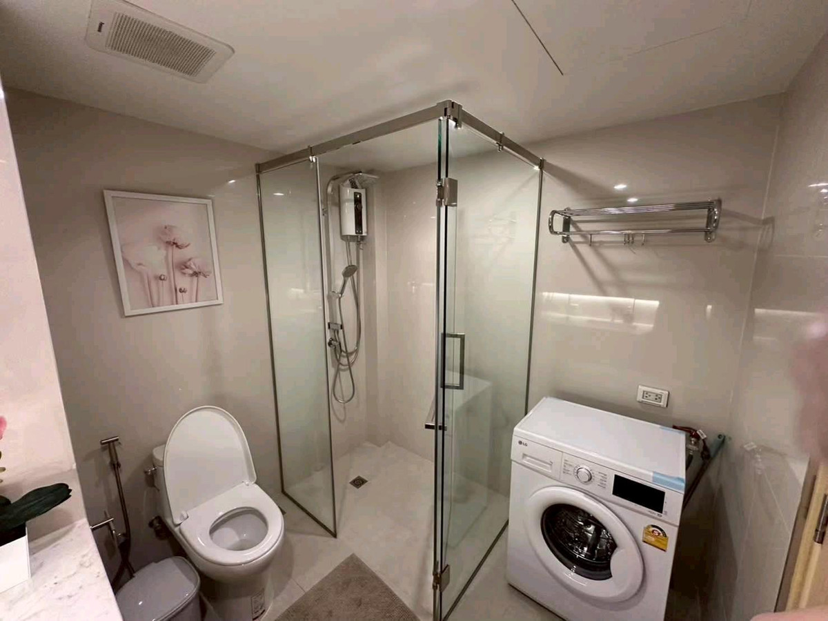 For RentCondoSilom, Saladaeng, Bangrak : Large condo room, Rare Item, in the heart of Sathorn, just 50 meters walk to BTS St. Louis.