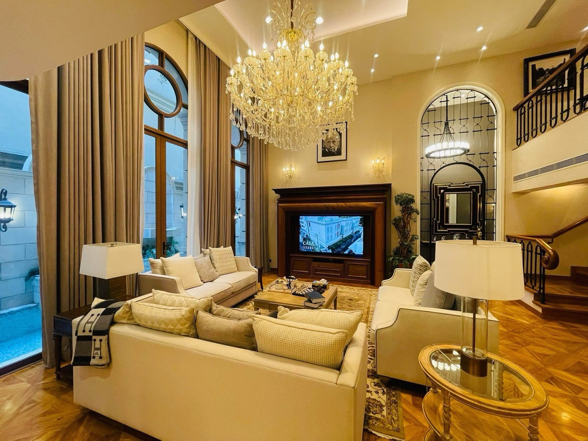 For RentHouseSukhumvit, Asoke, Thonglor : ✨For Sale and Rent luxury house Pool Villa 4+3 living rooms, 6 bathrooms. 864sq.m.Classic European style Sukhumvit 63 (Ekkamai 28)✨