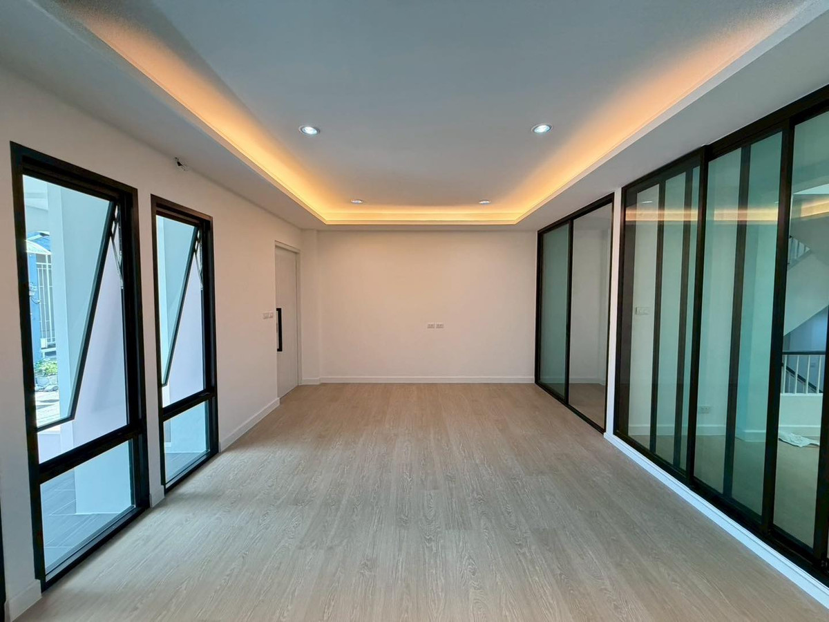 ขายคอนโดอ่อนนุช อุดมสุข : FOR SALE Townhome สุขุมวิท 101 4.5 ชั้น พร้อมลิฟต์ ราคาดีมาก