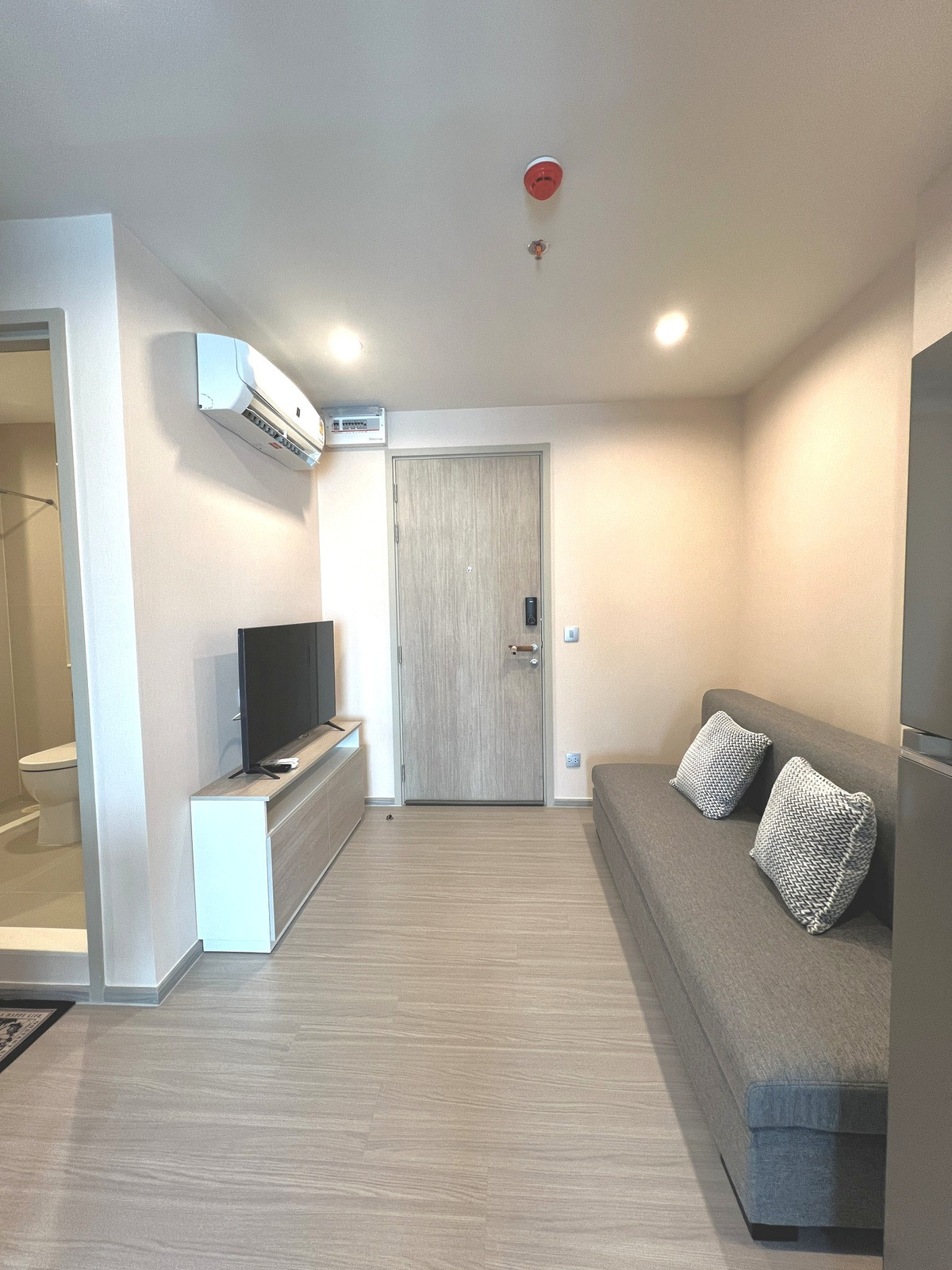 For RentCondoSamut Prakan,Samrong : 💥ST-10571💥Aspire Erawan Prime👉Line : @wincondo