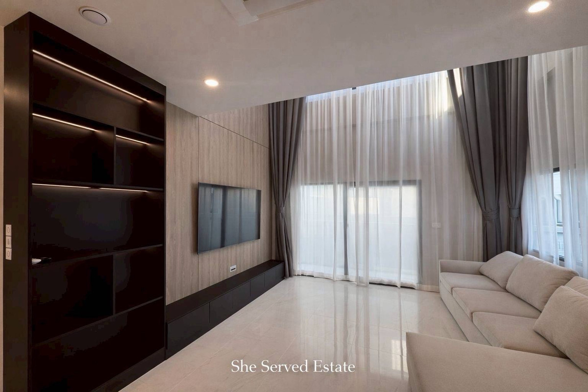 ให้เช่าบ้านบางนา แบริ่ง ลาซาล : ให้เช่า ◈ The City Bangna 3 ◈  บ้านเดี่ยว 2 ชั้น 4 ห้องนอน 5 ห้องน้ำ 1 ห้องนั่งเล่น 1 ห้องทานข้าว 1 ห้องแม่บ้าน 3 ที่จอดรถ (ไม่ต้องซ้อนคัน) • พื้นที่ใช้สอย 326 ตร.ม. | ที่ดิน 68 ตร.ว. • บ้านหันหน้าทิศเหนือ แดดไม่ร้อน