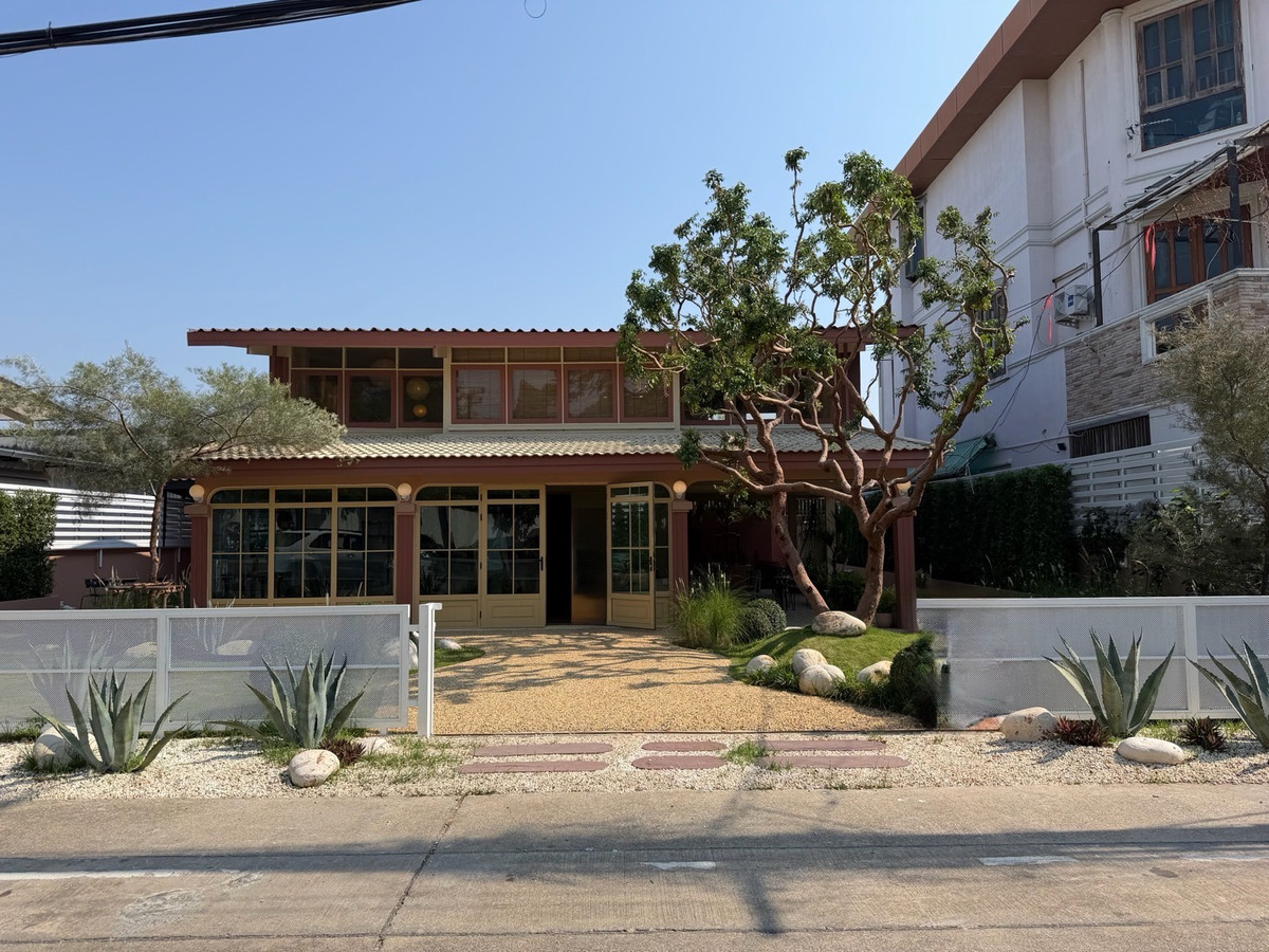 For SaleShop HouseRama9, Petchburi, RCA : House Rama 9 Spacious garden open layout with large glass panels suitable for cafe or restaurant