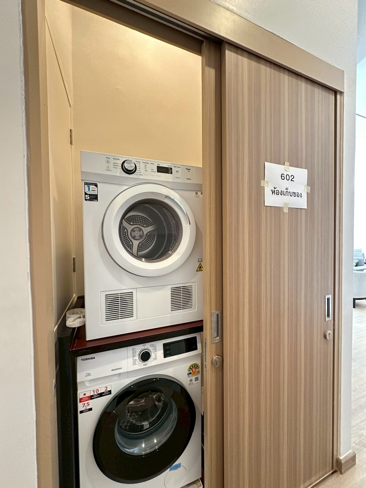 For RentSathorn, Narathiwat : Large condo room in Sathorn area, 3 bedrooms, near BTS St. Louis, CBD location and has large living space like a house. Live in the city center Near the business area, convenient travel