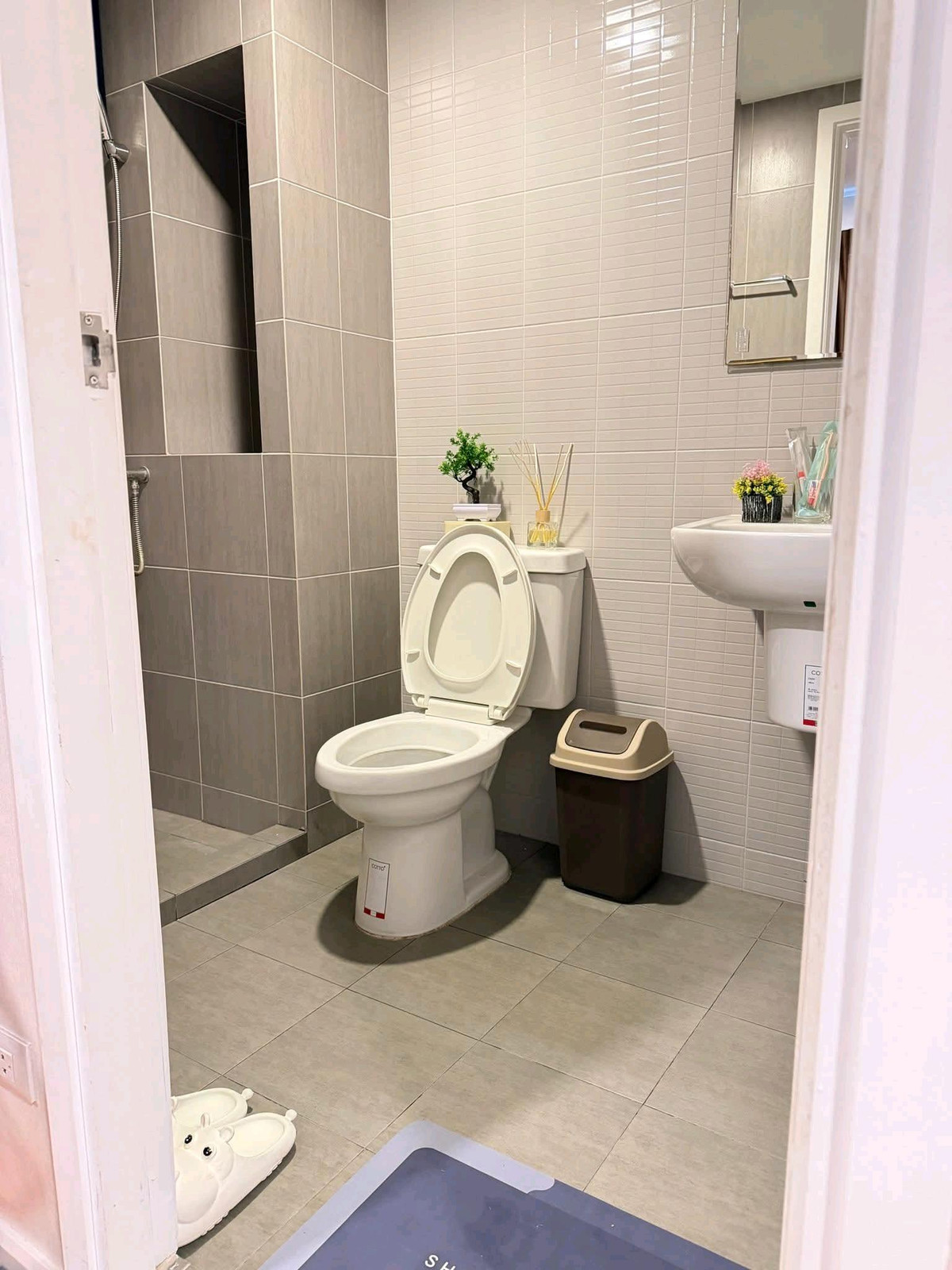 For RentCondoSamut Prakan,Samrong : ✨ Beautiful room, high floor, open view, ready to move in, very good price, good location, convenient travel 🚝 near MRT Thipwan / BTS Samrong.