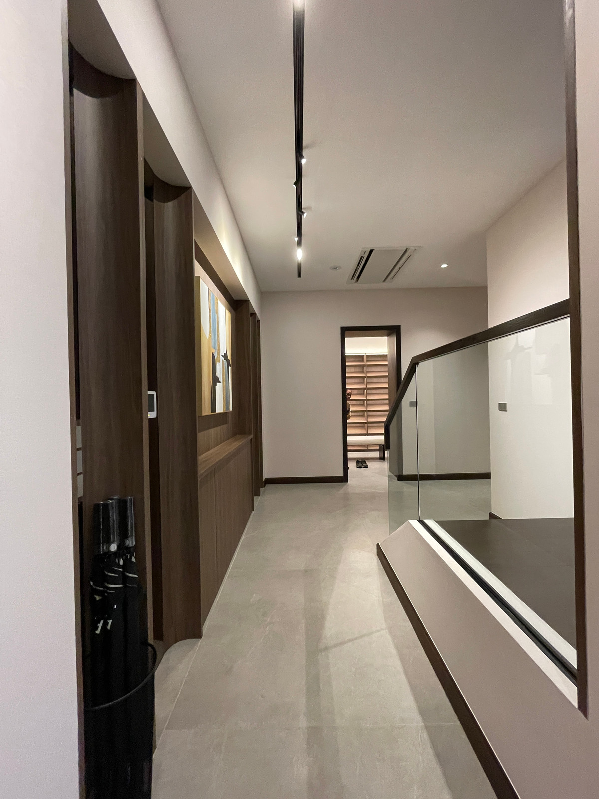 ขายบ้านเลียบทางด่วนรามอินทรา : "หนึ่งเดียวบนเลียบด่วน! Cira Residences บ้านเดี่ยว Ultra-Luxury 3.5 ชั้น พื้นที่ 845 ตร.ม. พร้อมสระว่ายน้ำส่วนตัว | ใกล้ทองหล่อ-พระราม 9 เพียงไม่กี่นาที (สังคมส่วนตัวเพียง 9 ยูนิต)"