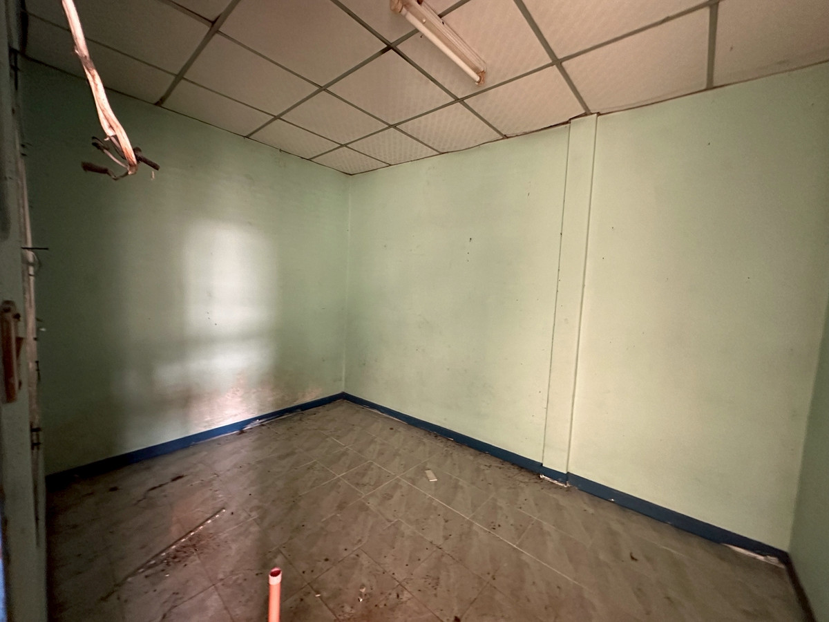 For SaleTownhomeSriracha Laem Chabang Ban Bueng : Townhouse in Soi Wat Wang Hin, Heart of Sriracha Convenient location with easy access, just 50 meters from Sukhumvit Road