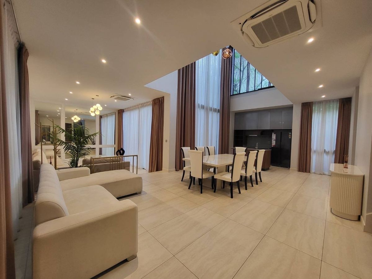 For RentHousePattanakan, Srinakarin : For rent: Bugaan krungthep kreetha, 3-storey detached house, modern luxury, with elevator, swimming pool view.